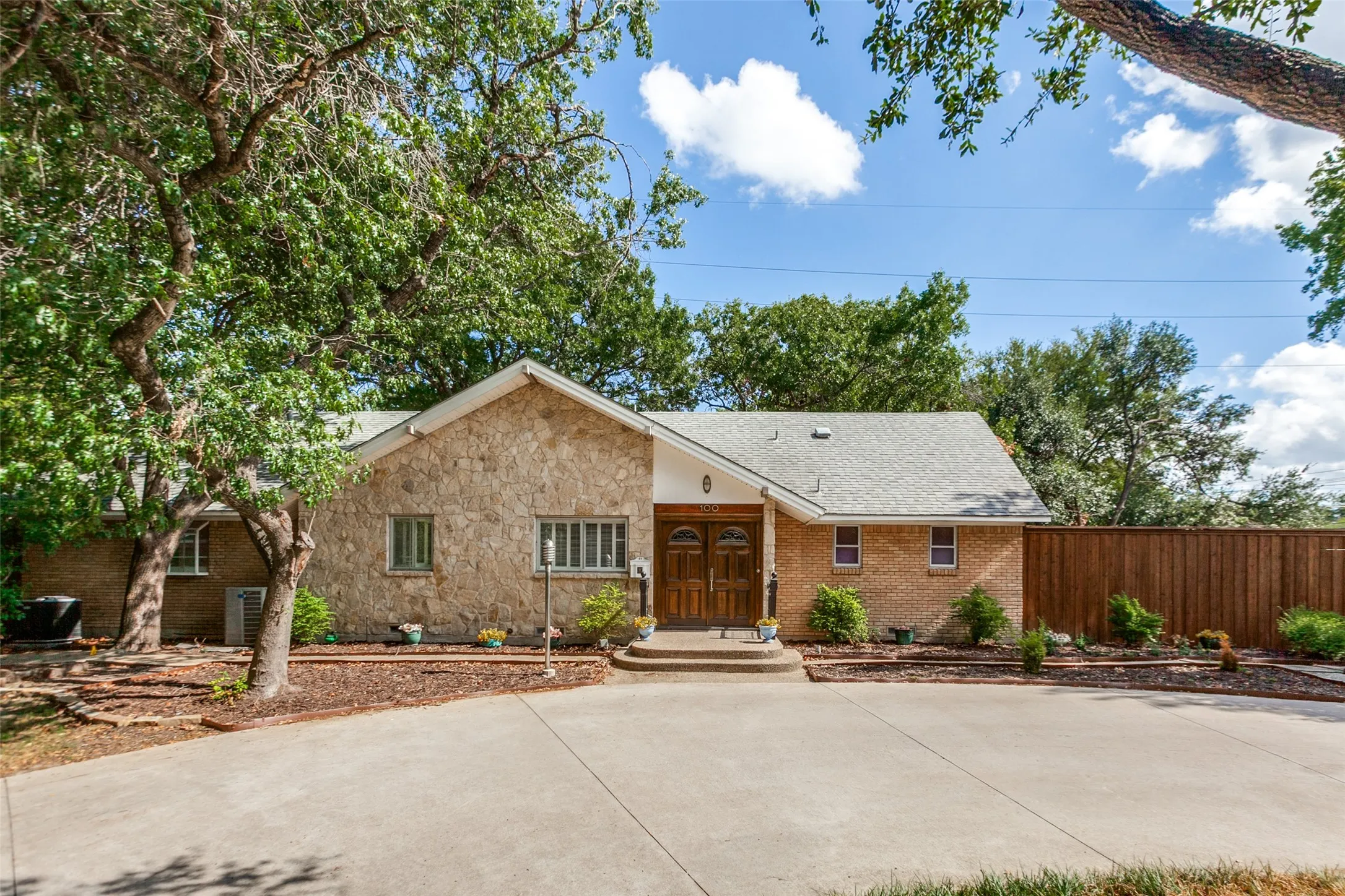 Single Family Residence For Sale in Dallas County , 100 N Gentle Drive, Richardson, Texas 75080, 3 Bedroom, 3 Bathroom, 2 Garage spaces, 3,166 Sqft, built in 1960, mls#21412282, Real Estate Agent in Richardson, Homes For Sale in Dallas county, Homes For Sale in Richardson, Realtor in Richardson Texas, Real Estate Brokerage Independent Realty Texas, Luminita Cordes Realtor