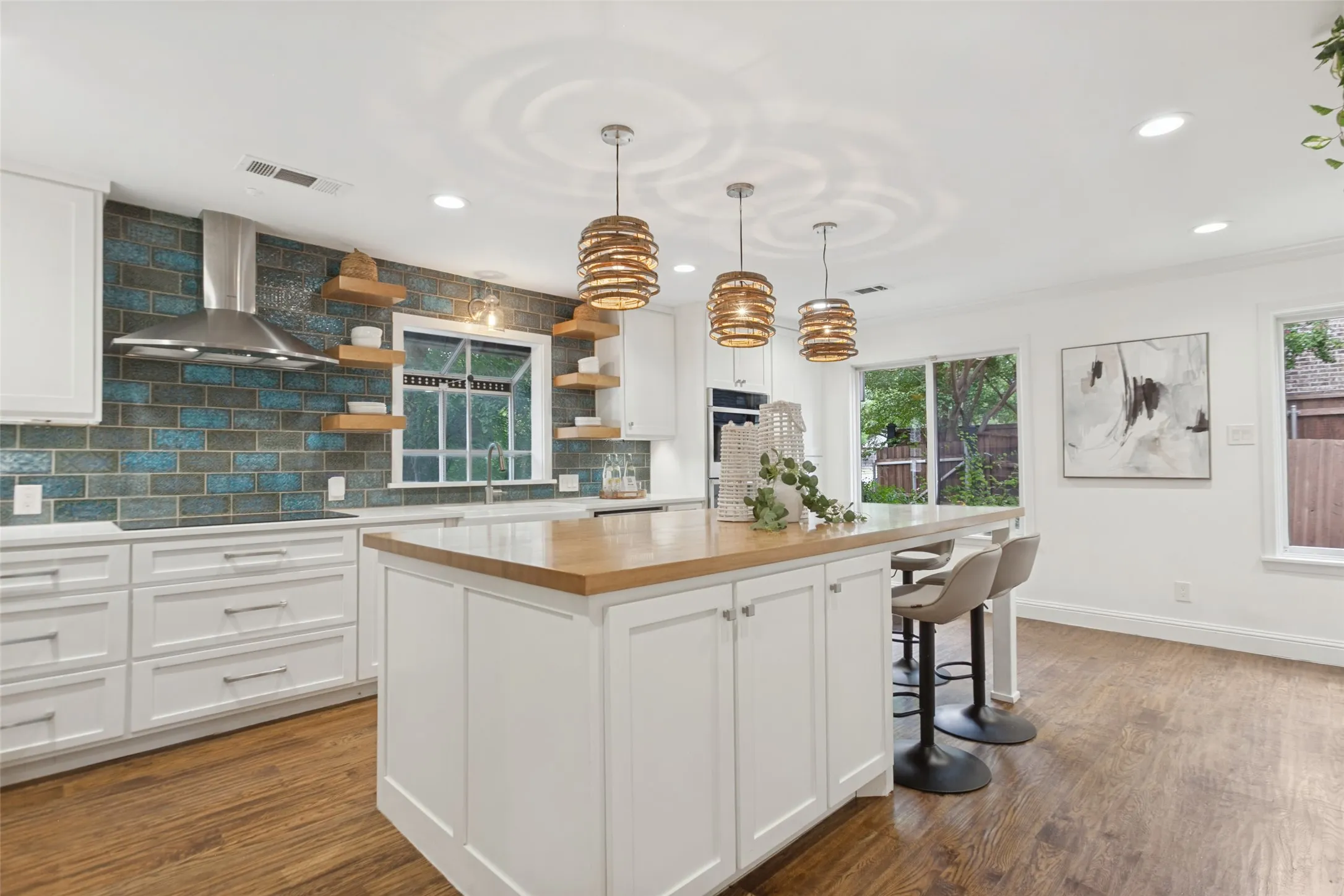 Single Family Residence For Sale in Dallas County , 100 N Gentle Drive, Richardson, Texas 75080, 3 Bedroom, 3 Bathroom, 2 Garage spaces, 3,166 Sqft, built in 1960, mls#21412282, Real Estate Agent in Richardson, Homes For Sale in Dallas county, Homes For Sale in Richardson, Realtor in Richardson Texas, Real Estate Brokerage Independent Realty Texas, Luminita Cordes Realtor