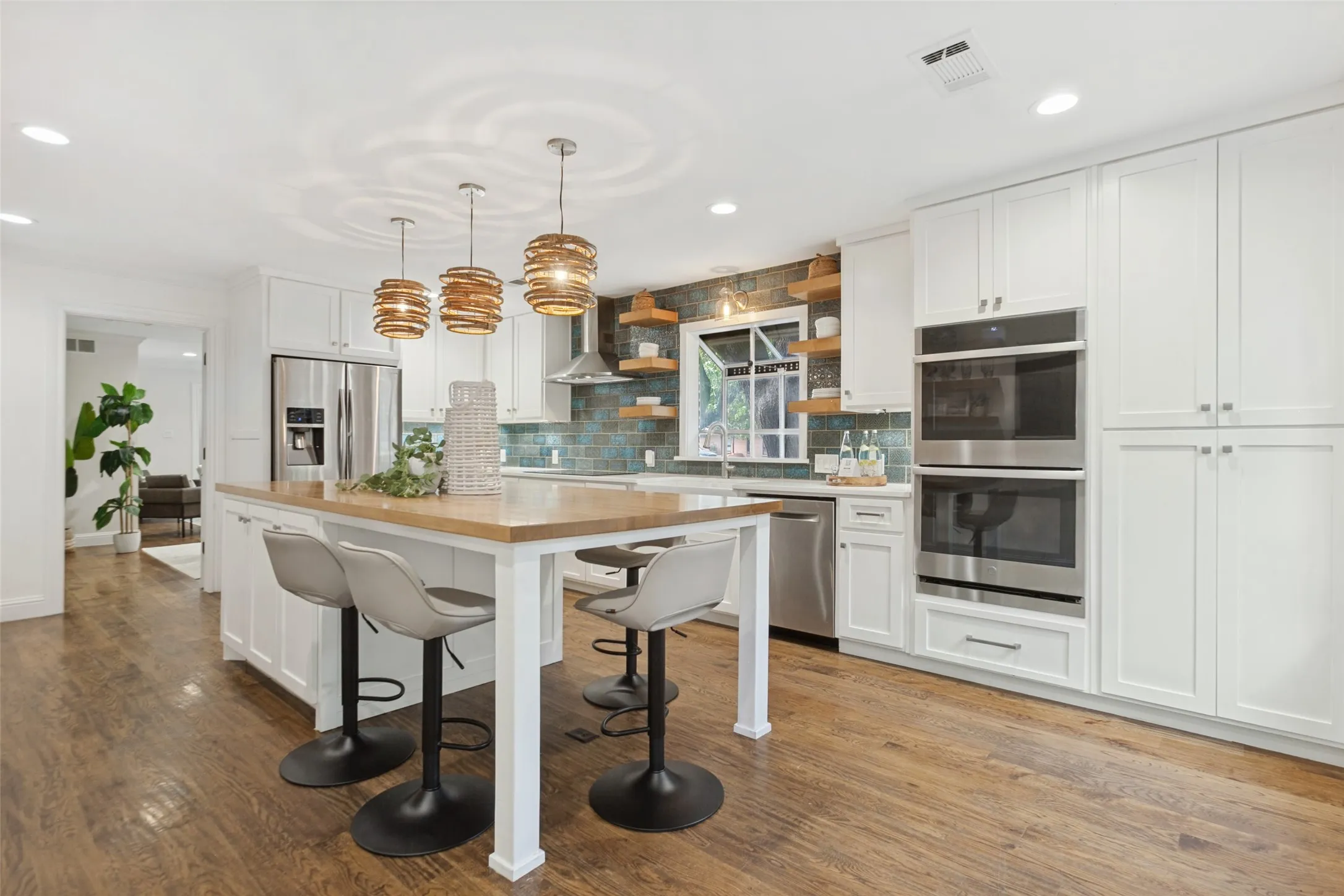 Single Family Residence For Sale in Dallas County , 100 N Gentle Drive, Richardson, Texas 75080, 3 Bedroom, 3 Bathroom, 2 Garage spaces, 3,166 Sqft, built in 1960, mls#21412282, Real Estate Agent in Richardson, Homes For Sale in Dallas county, Homes For Sale in Richardson, Realtor in Richardson Texas, Real Estate Brokerage Independent Realty Texas, Luminita Cordes Realtor
