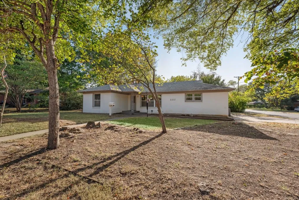 Single Family Residence For Rent in Denton County , 2217 Glenwood, Denton, Texas 76209, 4 Bedroom, 2 Bathroom, Garage spaces, 1,723 Sqft, built in 1955, mls#21412283, Real Estate Agent in Denton, Homes For Rent in Denton county, Homes For Rent in Denton, Realtor in Denton Texas, Real Estate Brokerage Independent Realty Texas, Luminita Cordes Realtor