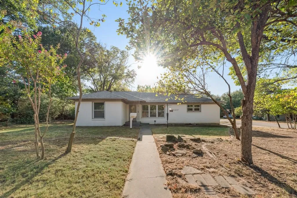 Single Family Residence For Rent in Denton County , 2217 Glenwood, Denton, Texas 76209, 4 Bedroom, 2 Bathroom, Garage spaces, 1,723 Sqft, built in 1955, mls#21412283, Real Estate Agent in Denton, Homes For Rent in Denton county, Homes For Rent in Denton, Realtor in Denton Texas, Real Estate Brokerage Independent Realty Texas, Luminita Cordes Realtor
