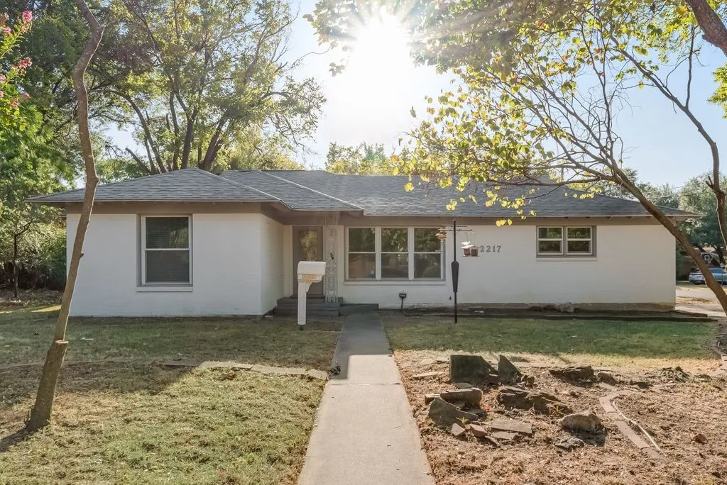 Single Family Residence For Rent in Denton County , 2217 Glenwood, Denton, Texas 76209, 4 Bedroom, 2 Bathroom, Garage spaces, 1,723 Sqft, built in 1955, mls#21412283, Real Estate Agent in Denton, Homes For Rent in Denton county, Homes For Rent in Denton, Realtor in Denton Texas, Real Estate Brokerage Independent Realty Texas, Luminita Cordes Realtor