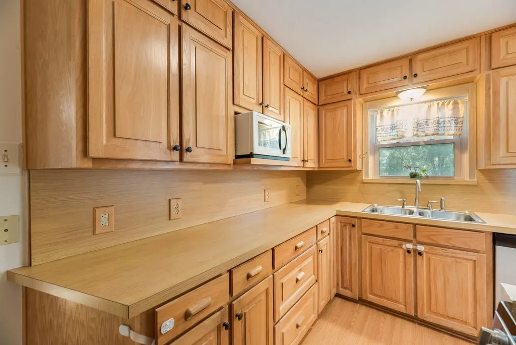 Single Family Residence For Rent in Denton County , 2217 Glenwood, Denton, Texas 76209, 4 Bedroom, 2 Bathroom, Garage spaces, 1,723 Sqft, built in 1955, mls#21412283, Real Estate Agent in Denton, Homes For Rent in Denton county, Homes For Rent in Denton, Realtor in Denton Texas, Real Estate Brokerage Independent Realty Texas, Luminita Cordes Realtor
