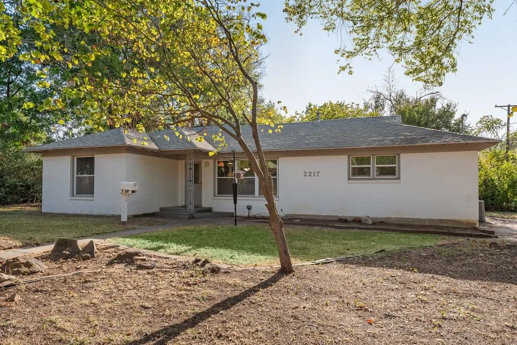 Single Family Residence For Rent in Denton County , 2217 Glenwood, Denton, Texas 76209, 4 Bedroom, 2 Bathroom, Garage spaces, 1,723 Sqft, built in 1955, mls#21412283, Real Estate Agent in Denton, Homes For Rent in Denton county, Homes For Rent in Denton, Realtor in Denton Texas, Real Estate Brokerage Independent Realty Texas, Luminita Cordes Realtor