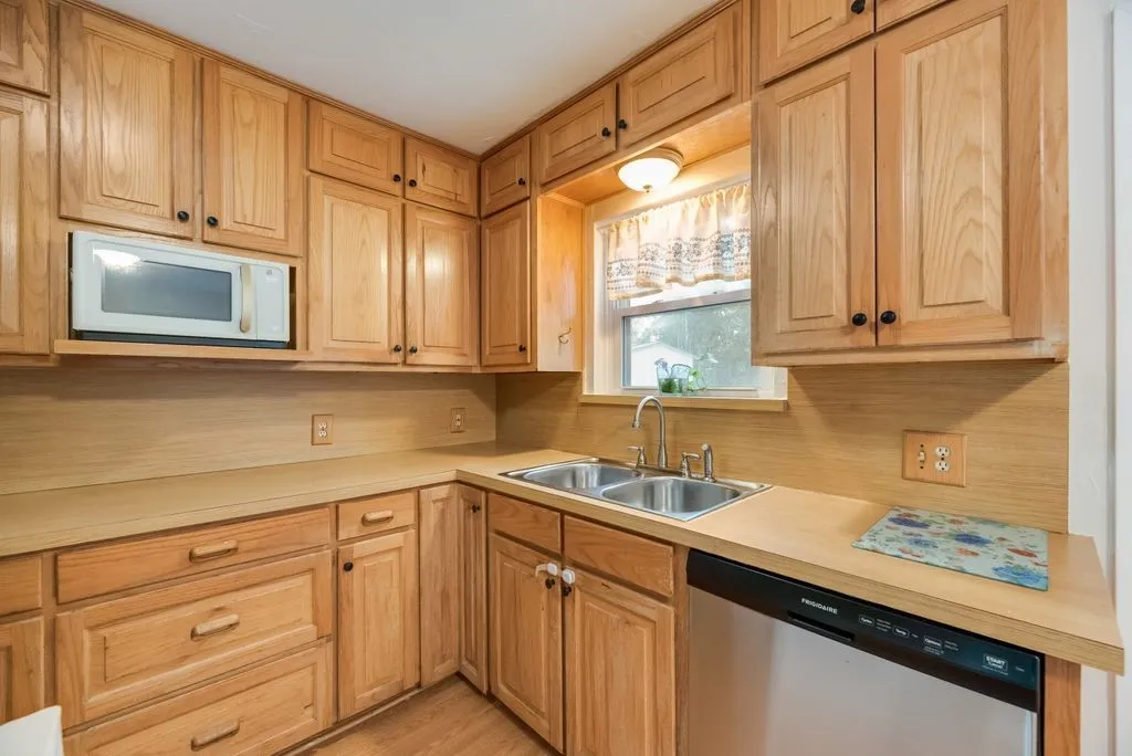 Single Family Residence For Rent in Denton County , 2217 Glenwood, Denton, Texas 76209, 4 Bedroom, 2 Bathroom, Garage spaces, 1,723 Sqft, built in 1955, mls#21412283, Real Estate Agent in Denton, Homes For Rent in Denton county, Homes For Rent in Denton, Realtor in Denton Texas, Real Estate Brokerage Independent Realty Texas, Luminita Cordes Realtor