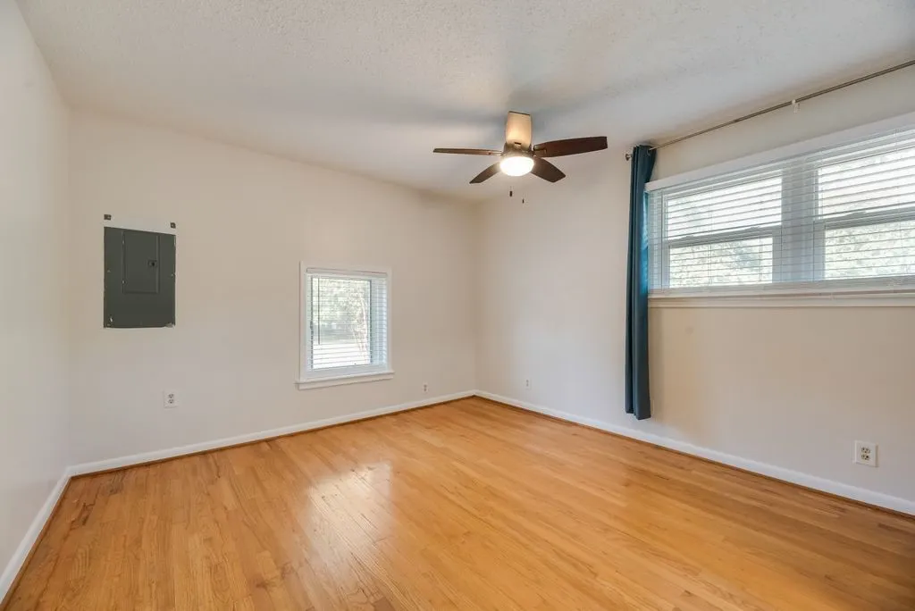 Single Family Residence For Rent in Denton County , 2217 Glenwood, Denton, Texas 76209, 4 Bedroom, 2 Bathroom, Garage spaces, 1,723 Sqft, built in 1955, mls#21412283, Real Estate Agent in Denton, Homes For Rent in Denton county, Homes For Rent in Denton, Realtor in Denton Texas, Real Estate Brokerage Independent Realty Texas, Luminita Cordes Realtor