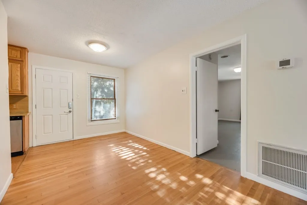 Single Family Residence For Rent in Denton County , 2217 Glenwood, Denton, Texas 76209, 4 Bedroom, 2 Bathroom, Garage spaces, 1,723 Sqft, built in 1955, mls#21412283, Real Estate Agent in Denton, Homes For Rent in Denton county, Homes For Rent in Denton, Realtor in Denton Texas, Real Estate Brokerage Independent Realty Texas, Luminita Cordes Realtor
