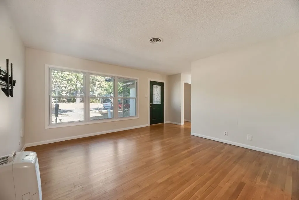 Single Family Residence For Rent in Denton County , 2217 Glenwood, Denton, Texas 76209, 4 Bedroom, 2 Bathroom, Garage spaces, 1,723 Sqft, built in 1955, mls#21412283, Real Estate Agent in Denton, Homes For Rent in Denton county, Homes For Rent in Denton, Realtor in Denton Texas, Real Estate Brokerage Independent Realty Texas, Luminita Cordes Realtor