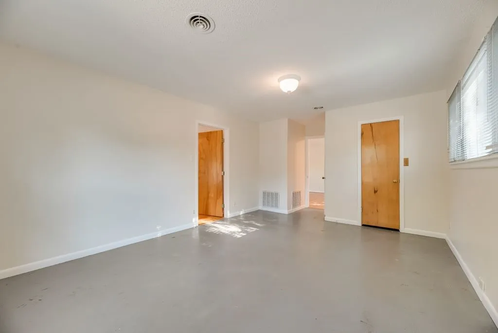 Single Family Residence For Rent in Denton County , 2217 Glenwood, Denton, Texas 76209, 4 Bedroom, 2 Bathroom, Garage spaces, 1,723 Sqft, built in 1955, mls#21412283, Real Estate Agent in Denton, Homes For Rent in Denton county, Homes For Rent in Denton, Realtor in Denton Texas, Real Estate Brokerage Independent Realty Texas, Luminita Cordes Realtor