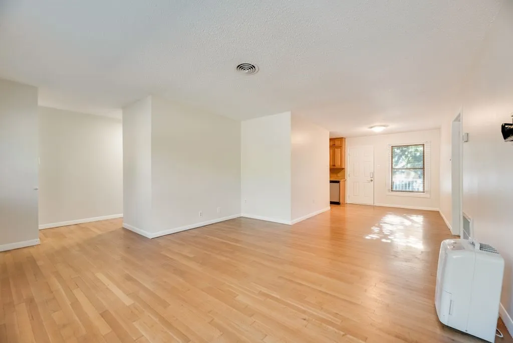 Single Family Residence For Rent in Denton County , 2217 Glenwood, Denton, Texas 76209, 4 Bedroom, 2 Bathroom, Garage spaces, 1,723 Sqft, built in 1955, mls#21412283, Real Estate Agent in Denton, Homes For Rent in Denton county, Homes For Rent in Denton, Realtor in Denton Texas, Real Estate Brokerage Independent Realty Texas, Luminita Cordes Realtor