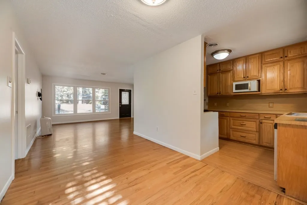 Single Family Residence For Rent in Denton County , 2217 Glenwood, Denton, Texas 76209, 4 Bedroom, 2 Bathroom, Garage spaces, 1,723 Sqft, built in 1955, mls#21412283, Real Estate Agent in Denton, Homes For Rent in Denton county, Homes For Rent in Denton, Realtor in Denton Texas, Real Estate Brokerage Independent Realty Texas, Luminita Cordes Realtor