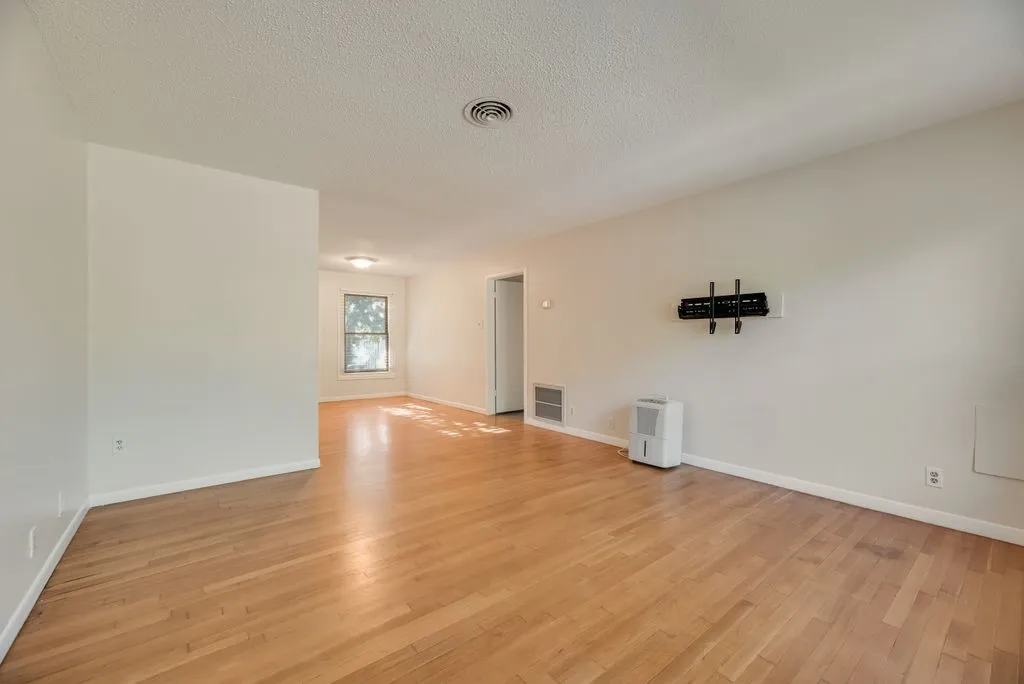 Single Family Residence For Rent in Denton County , 2217 Glenwood, Denton, Texas 76209, 4 Bedroom, 2 Bathroom, Garage spaces, 1,723 Sqft, built in 1955, mls#21412283, Real Estate Agent in Denton, Homes For Rent in Denton county, Homes For Rent in Denton, Realtor in Denton Texas, Real Estate Brokerage Independent Realty Texas, Luminita Cordes Realtor