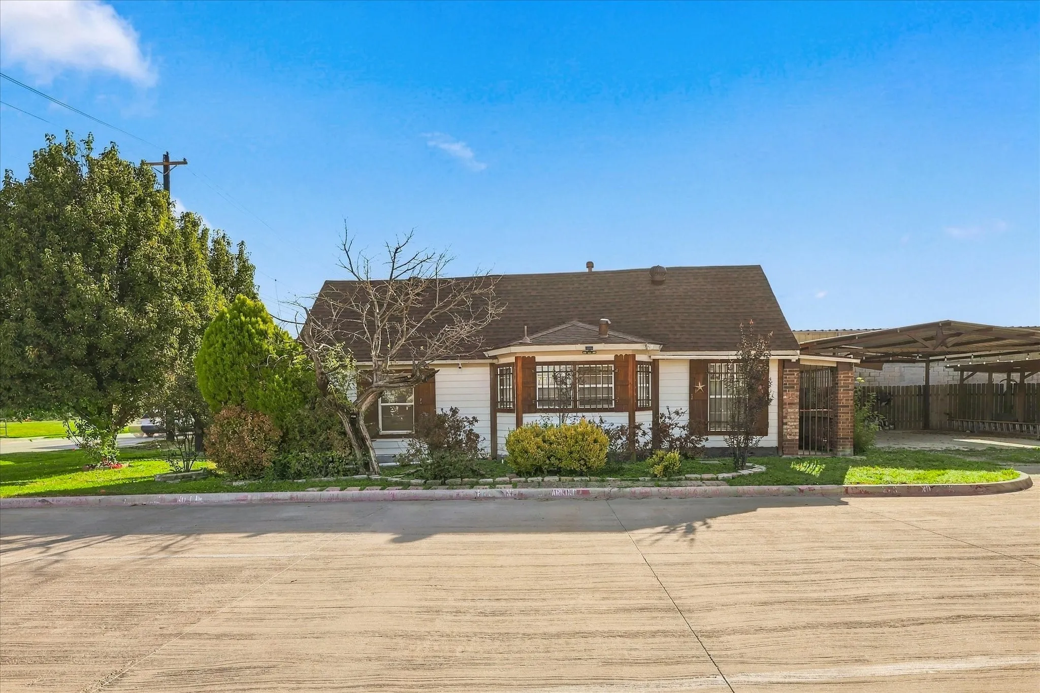 Single Family Residence For Sale in Denton County , 622 E Mckinney Street, Denton, Texas 76209, 3 Bedroom, 2 Bathroom, Garage spaces, 1,304 Sqft, built in 1940, mls#21405913, Real Estate Agent in Denton, Homes For Sale in Denton county, Homes For Sale in Denton, Realtor in Denton Texas, Real Estate Brokerage Independent Realty Texas, Luminita Cordes Realtor