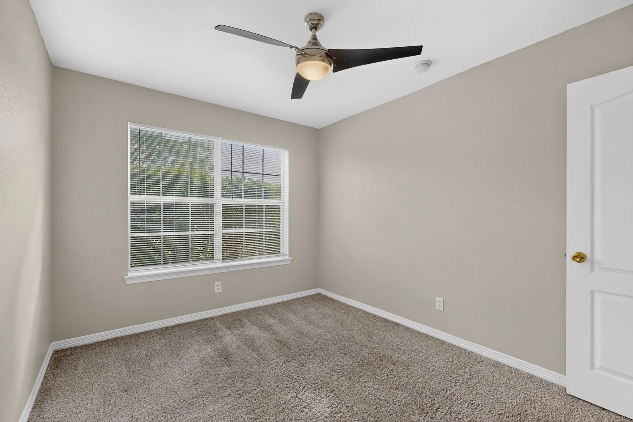 Single Family Residence For Sale in Dallas County , 6809 Hot Springs Court, Dallas, Texas 75241, 3 Bedroom, 2 Bathroom, 2 Garage spaces, 1,519 Sqft, built in 2005, mls#21412295, Real Estate Agent in Dallas, Homes For Sale in Dallas county, Homes For Sale in Dallas, Realtor in Dallas Texas, Real Estate Brokerage Independent Realty Texas, Luminita Cordes Realtor