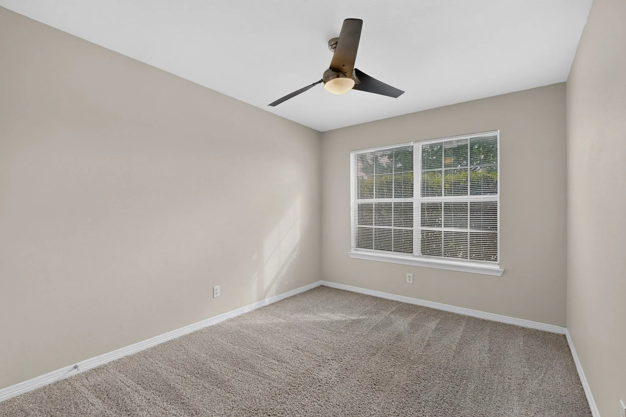 Single Family Residence For Sale in Dallas County , 6809 Hot Springs Court, Dallas, Texas 75241, 3 Bedroom, 2 Bathroom, 2 Garage spaces, 1,519 Sqft, built in 2005, mls#21412295, Real Estate Agent in Dallas, Homes For Sale in Dallas county, Homes For Sale in Dallas, Realtor in Dallas Texas, Real Estate Brokerage Independent Realty Texas, Luminita Cordes Realtor