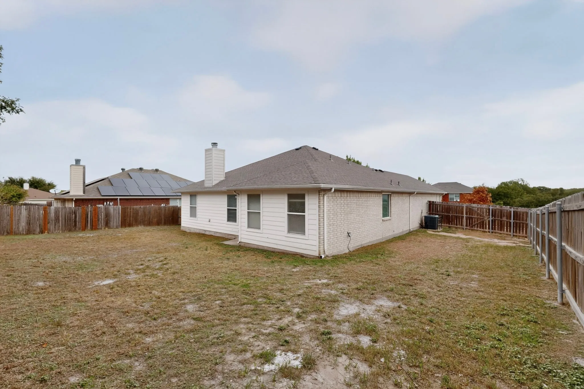 Single Family Residence For Sale in Dallas County , 6809 Hot Springs Court, Dallas, Texas 75241, 3 Bedroom, 2 Bathroom, 2 Garage spaces, 1,519 Sqft, built in 2005, mls#21412295, Real Estate Agent in Dallas, Homes For Sale in Dallas county, Homes For Sale in Dallas, Realtor in Dallas Texas, Real Estate Brokerage Independent Realty Texas, Luminita Cordes Realtor