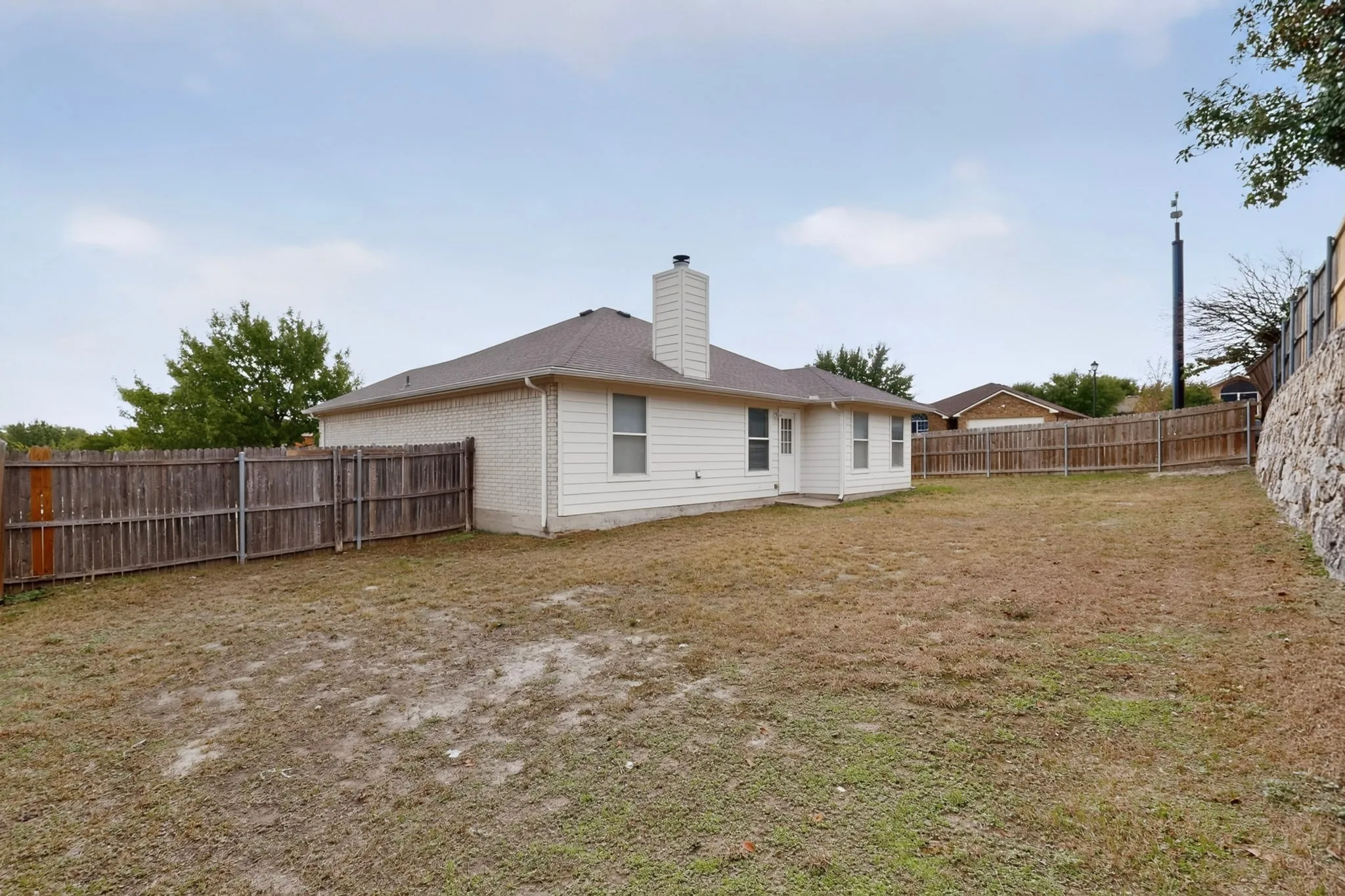 Single Family Residence For Sale in Dallas County , 6809 Hot Springs Court, Dallas, Texas 75241, 3 Bedroom, 2 Bathroom, 2 Garage spaces, 1,519 Sqft, built in 2005, mls#21412295, Real Estate Agent in Dallas, Homes For Sale in Dallas county, Homes For Sale in Dallas, Realtor in Dallas Texas, Real Estate Brokerage Independent Realty Texas, Luminita Cordes Realtor