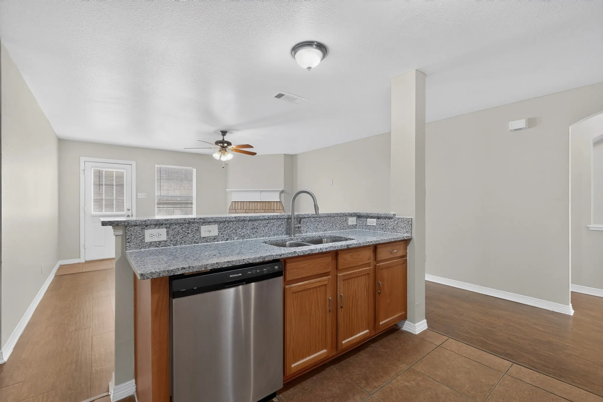 Single Family Residence For Sale in Dallas County , 6809 Hot Springs Court, Dallas, Texas 75241, 3 Bedroom, 2 Bathroom, 2 Garage spaces, 1,519 Sqft, built in 2005, mls#21412295, Real Estate Agent in Dallas, Homes For Sale in Dallas county, Homes For Sale in Dallas, Realtor in Dallas Texas, Real Estate Brokerage Independent Realty Texas, Luminita Cordes Realtor