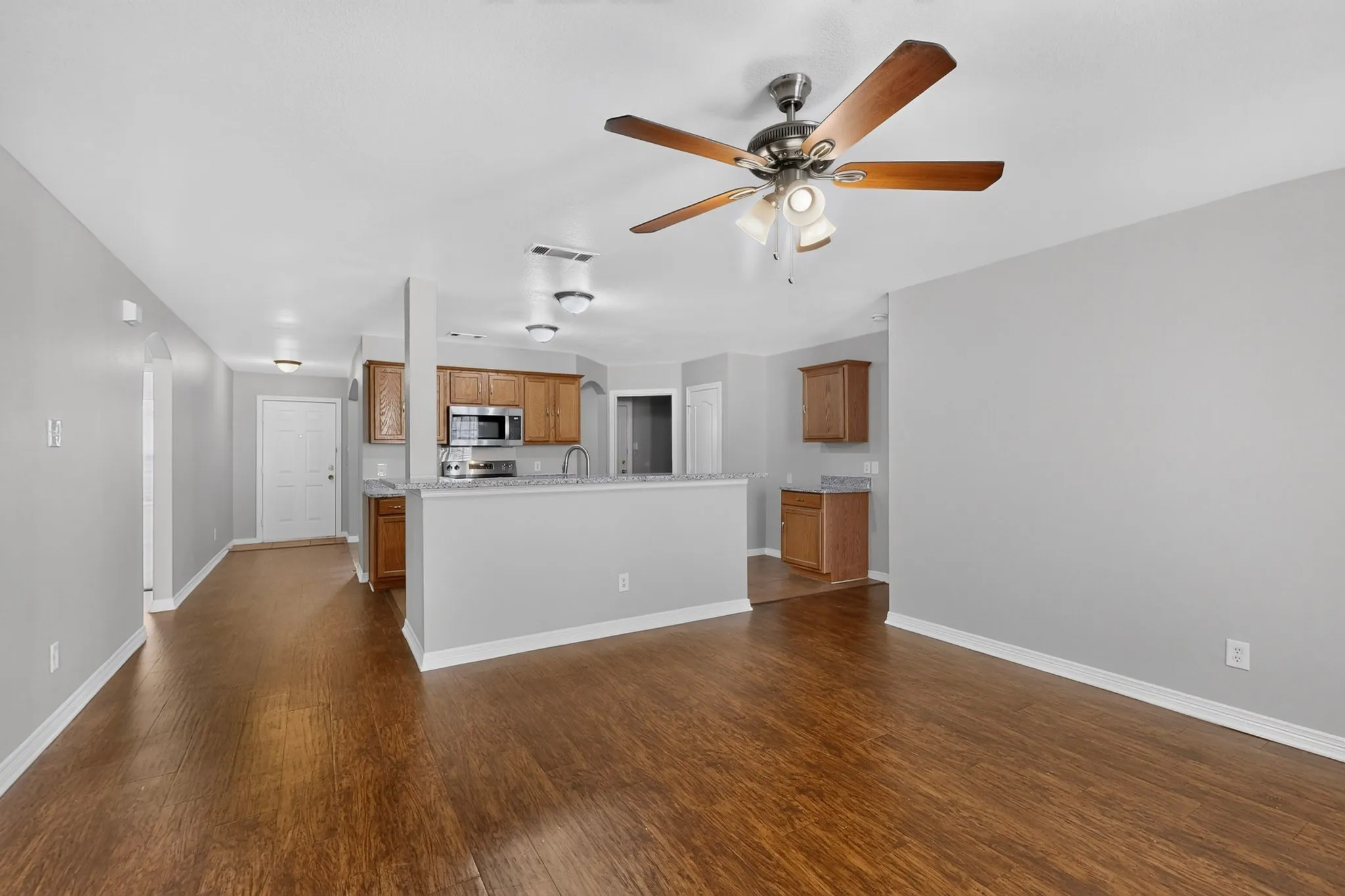 Single Family Residence For Sale in Dallas County , 6809 Hot Springs Court, Dallas, Texas 75241, 3 Bedroom, 2 Bathroom, 2 Garage spaces, 1,519 Sqft, built in 2005, mls#21412295, Real Estate Agent in Dallas, Homes For Sale in Dallas county, Homes For Sale in Dallas, Realtor in Dallas Texas, Real Estate Brokerage Independent Realty Texas, Luminita Cordes Realtor