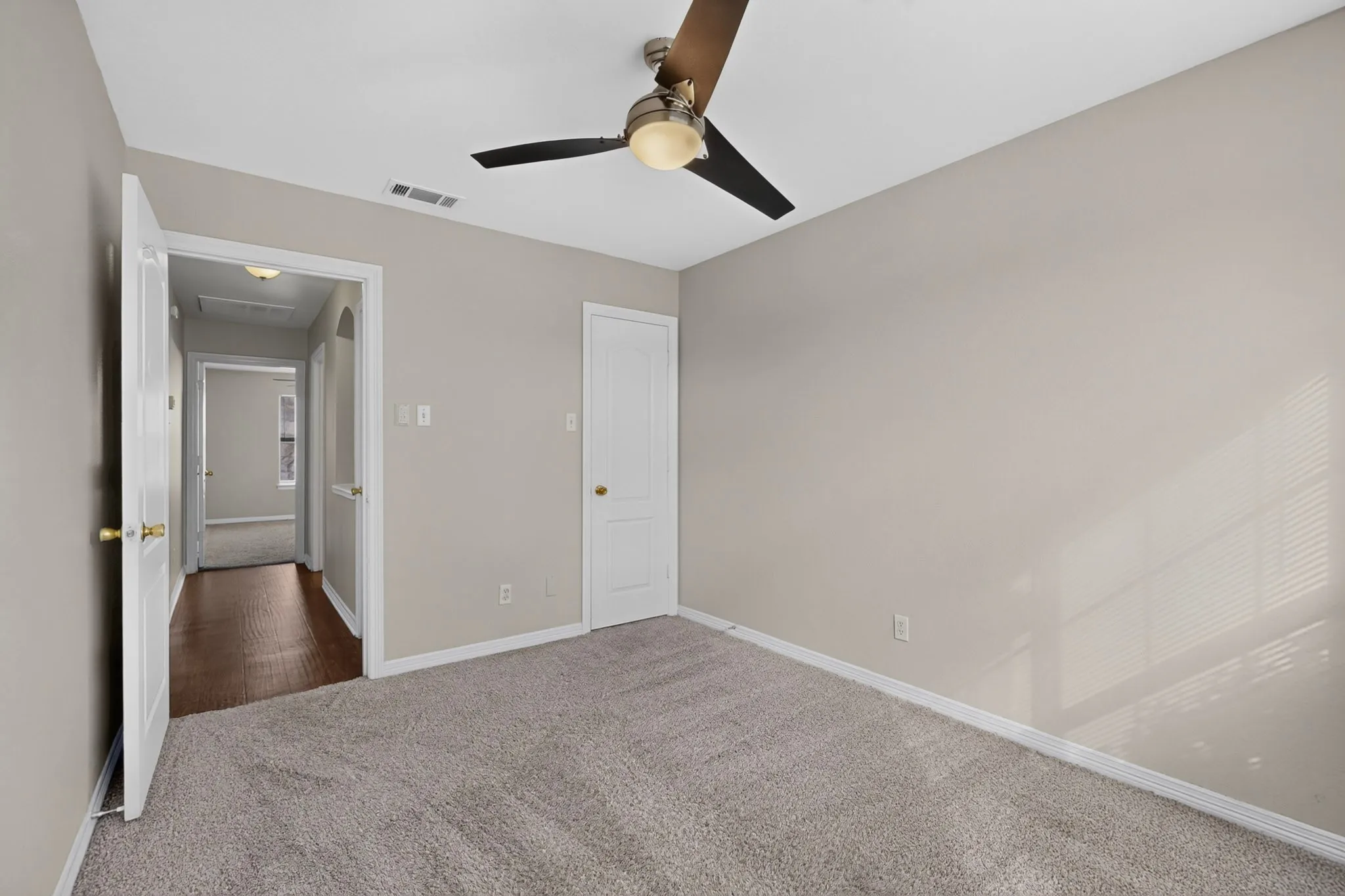 Single Family Residence For Sale in Dallas County , 6809 Hot Springs Court, Dallas, Texas 75241, 3 Bedroom, 2 Bathroom, 2 Garage spaces, 1,519 Sqft, built in 2005, mls#21412295, Real Estate Agent in Dallas, Homes For Sale in Dallas county, Homes For Sale in Dallas, Realtor in Dallas Texas, Real Estate Brokerage Independent Realty Texas, Luminita Cordes Realtor