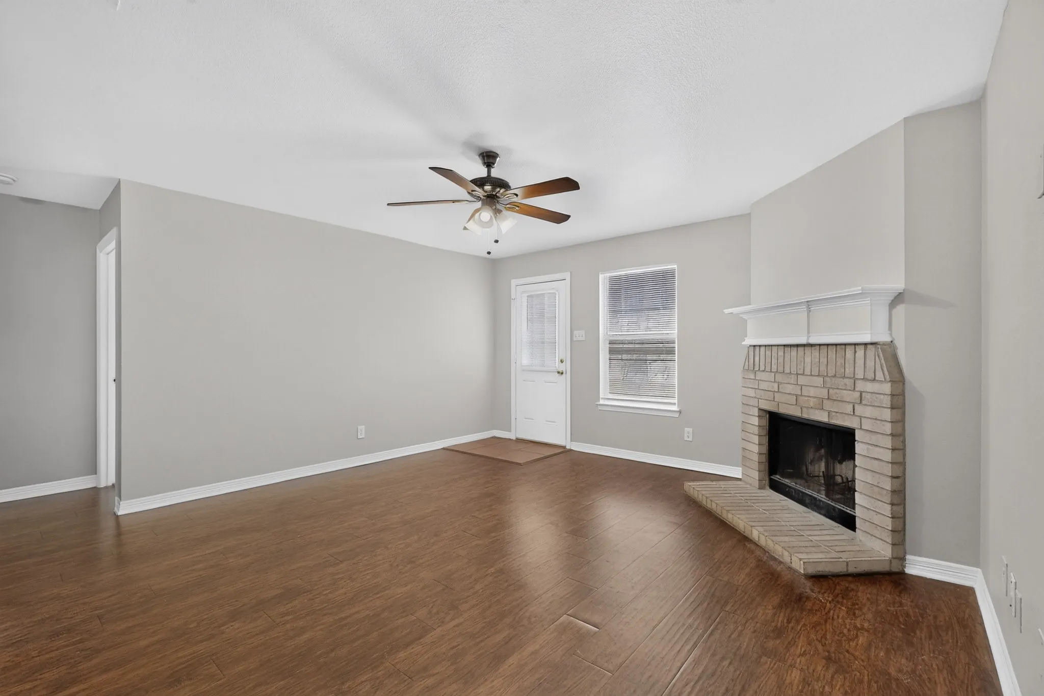 Single Family Residence For Sale in Dallas County , 6809 Hot Springs Court, Dallas, Texas 75241, 3 Bedroom, 2 Bathroom, 2 Garage spaces, 1,519 Sqft, built in 2005, mls#21412295, Real Estate Agent in Dallas, Homes For Sale in Dallas county, Homes For Sale in Dallas, Realtor in Dallas Texas, Real Estate Brokerage Independent Realty Texas, Luminita Cordes Realtor