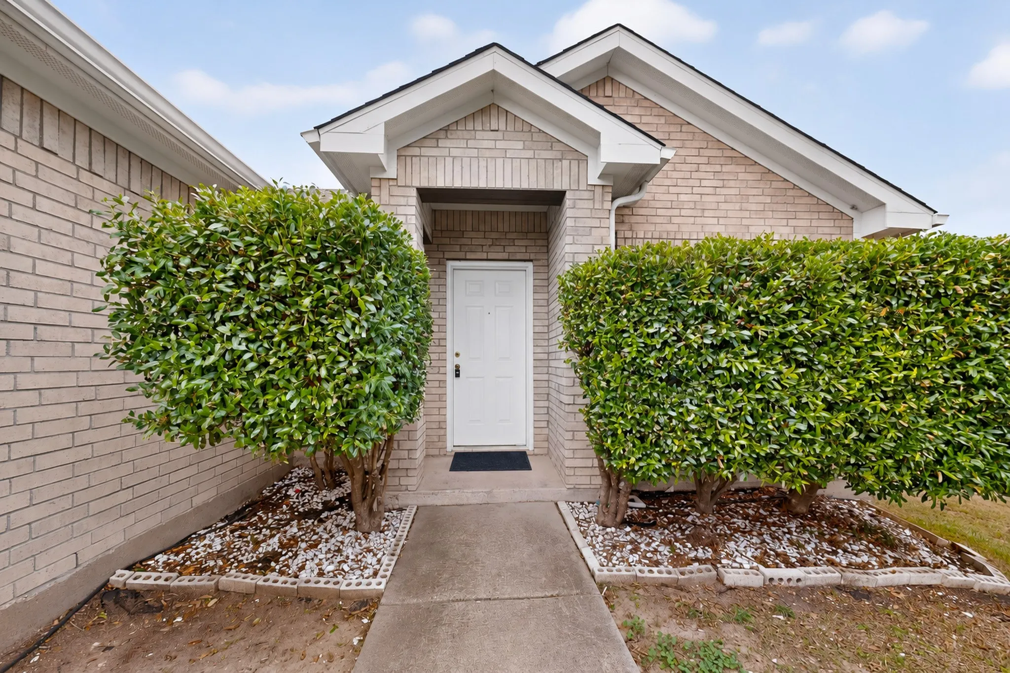 Single Family Residence For Sale in Dallas County , 6809 Hot Springs Court, Dallas, Texas 75241, 3 Bedroom, 2 Bathroom, 2 Garage spaces, 1,519 Sqft, built in 2005, mls#21412295, Real Estate Agent in Dallas, Homes For Sale in Dallas county, Homes For Sale in Dallas, Realtor in Dallas Texas, Real Estate Brokerage Independent Realty Texas, Luminita Cordes Realtor