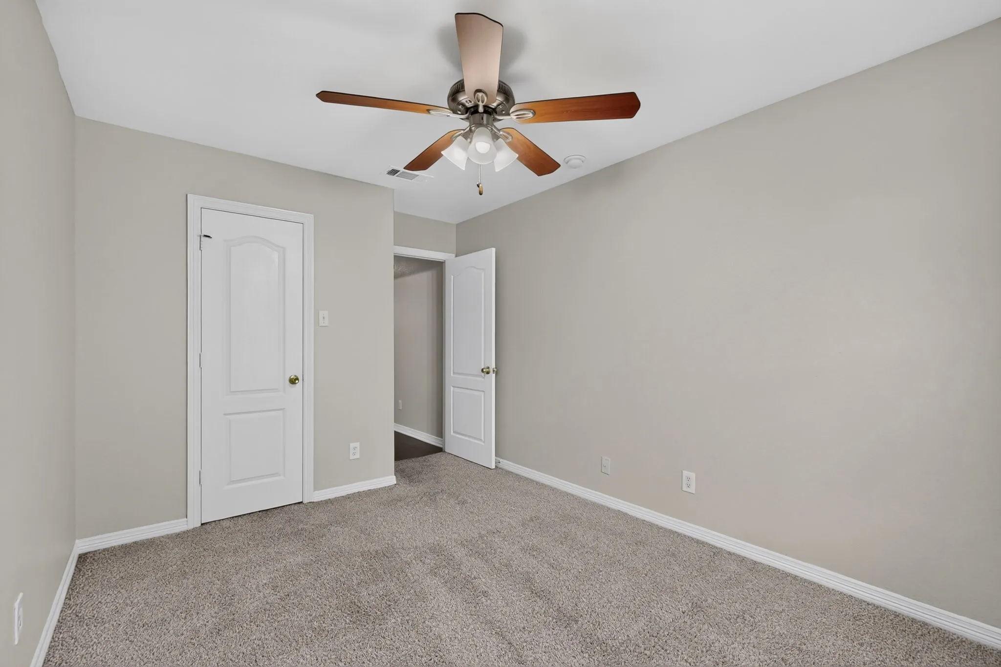 Single Family Residence For Sale in Dallas County , 6809 Hot Springs Court, Dallas, Texas 75241, 3 Bedroom, 2 Bathroom, 2 Garage spaces, 1,519 Sqft, built in 2005, mls#21412295, Real Estate Agent in Dallas, Homes For Sale in Dallas county, Homes For Sale in Dallas, Realtor in Dallas Texas, Real Estate Brokerage Independent Realty Texas, Luminita Cordes Realtor