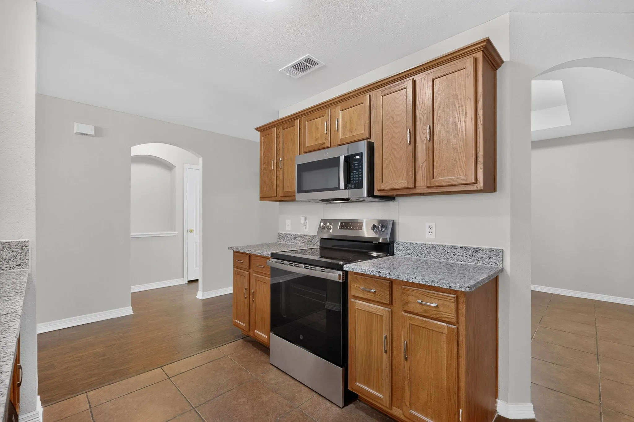 Single Family Residence For Sale in Dallas County , 6809 Hot Springs Court, Dallas, Texas 75241, 3 Bedroom, 2 Bathroom, 2 Garage spaces, 1,519 Sqft, built in 2005, mls#21412295, Real Estate Agent in Dallas, Homes For Sale in Dallas county, Homes For Sale in Dallas, Realtor in Dallas Texas, Real Estate Brokerage Independent Realty Texas, Luminita Cordes Realtor