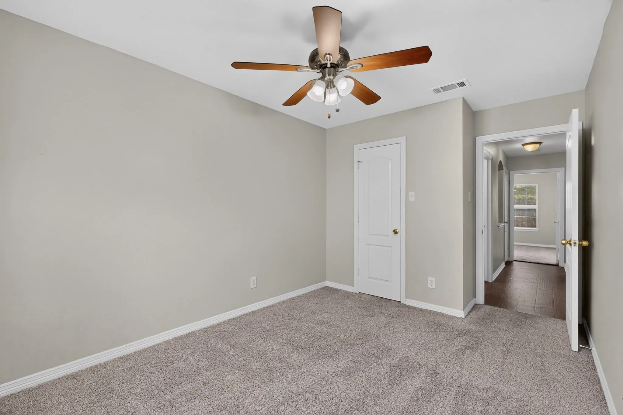 Single Family Residence For Sale in Dallas County , 6809 Hot Springs Court, Dallas, Texas 75241, 3 Bedroom, 2 Bathroom, 2 Garage spaces, 1,519 Sqft, built in 2005, mls#21412295, Real Estate Agent in Dallas, Homes For Sale in Dallas county, Homes For Sale in Dallas, Realtor in Dallas Texas, Real Estate Brokerage Independent Realty Texas, Luminita Cordes Realtor