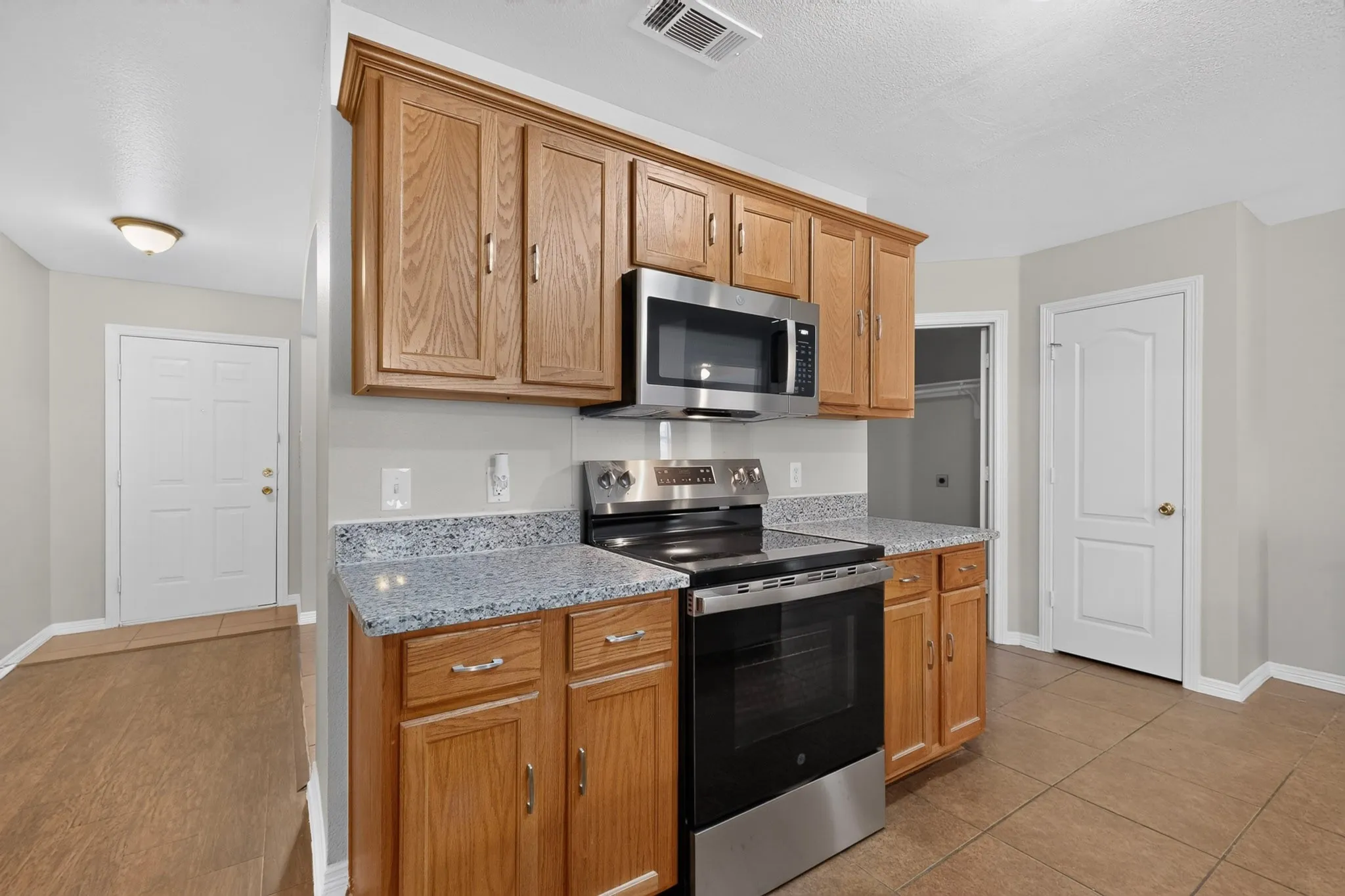 Single Family Residence For Sale in Dallas County , 6809 Hot Springs Court, Dallas, Texas 75241, 3 Bedroom, 2 Bathroom, 2 Garage spaces, 1,519 Sqft, built in 2005, mls#21412295, Real Estate Agent in Dallas, Homes For Sale in Dallas county, Homes For Sale in Dallas, Realtor in Dallas Texas, Real Estate Brokerage Independent Realty Texas, Luminita Cordes Realtor