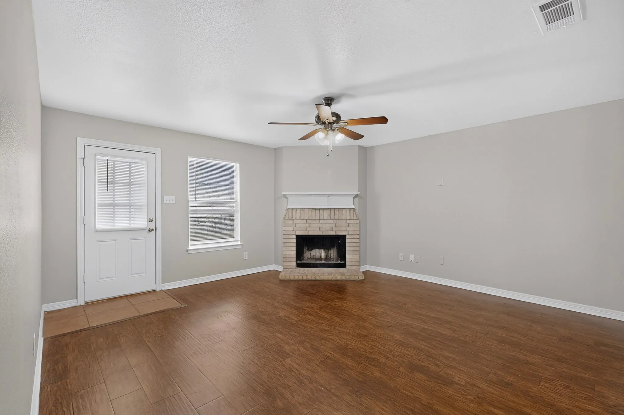 Single Family Residence For Sale in Dallas County , 6809 Hot Springs Court, Dallas, Texas 75241, 3 Bedroom, 2 Bathroom, 2 Garage spaces, 1,519 Sqft, built in 2005, mls#21412295, Real Estate Agent in Dallas, Homes For Sale in Dallas county, Homes For Sale in Dallas, Realtor in Dallas Texas, Real Estate Brokerage Independent Realty Texas, Luminita Cordes Realtor