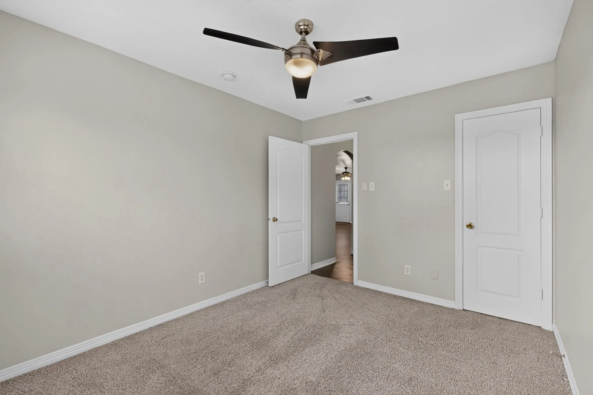 Single Family Residence For Sale in Dallas County , 6809 Hot Springs Court, Dallas, Texas 75241, 3 Bedroom, 2 Bathroom, 2 Garage spaces, 1,519 Sqft, built in 2005, mls#21412295, Real Estate Agent in Dallas, Homes For Sale in Dallas county, Homes For Sale in Dallas, Realtor in Dallas Texas, Real Estate Brokerage Independent Realty Texas, Luminita Cordes Realtor