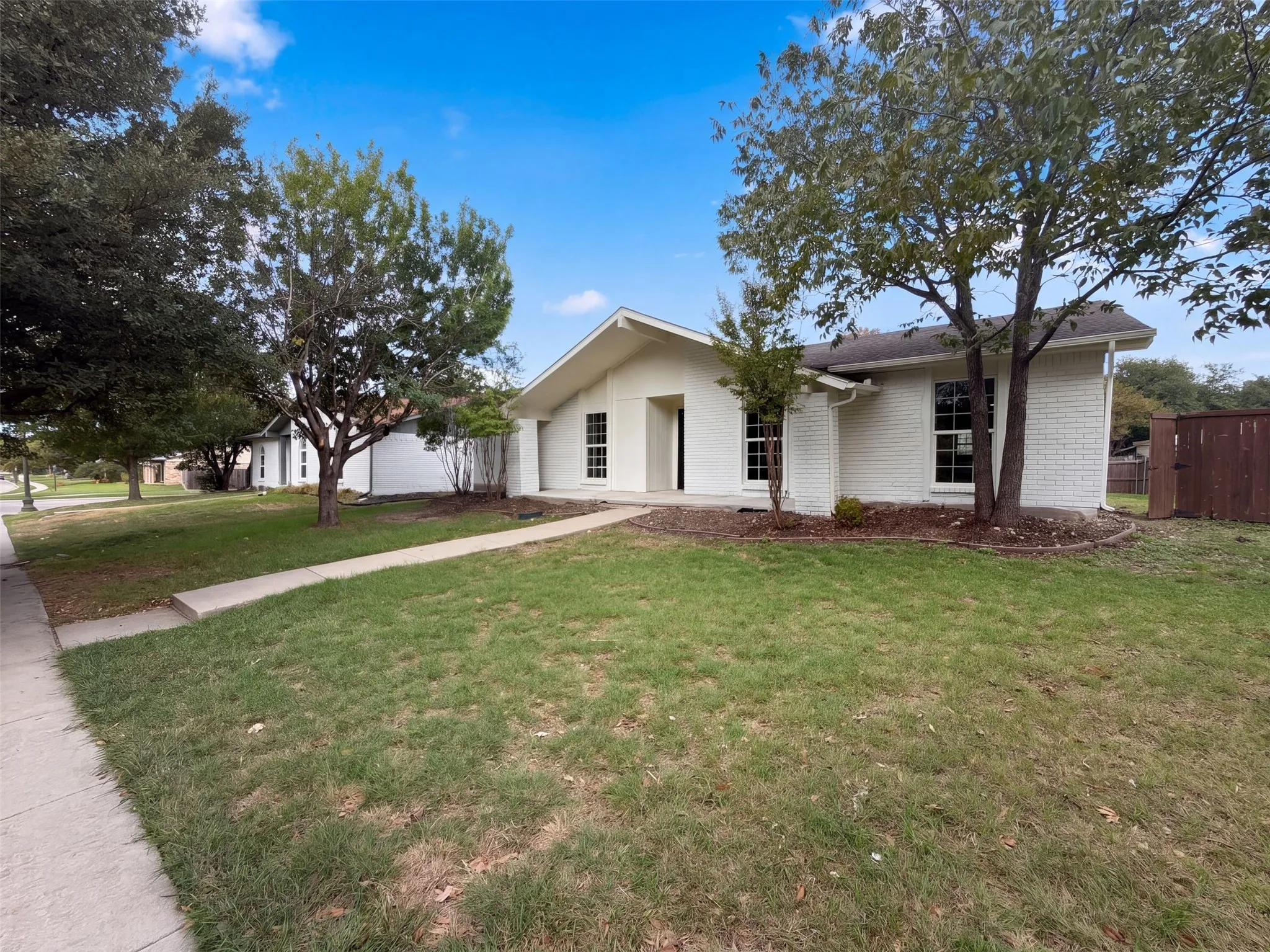 Single Family Residence For Sale in Denton County , 5005 Strickland Avenue, The Colony, Texas 75056, 3 Bedroom, 2 Bathroom, 2 Garage spaces, 1,684 Sqft, built in 1975, mls#21412298, Real Estate Agent in The Colony, Homes For Sale in Denton county, Homes For Sale in The Colony, Realtor in The Colony Texas, Real Estate Brokerage Independent Realty Texas, Luminita Cordes Realtor