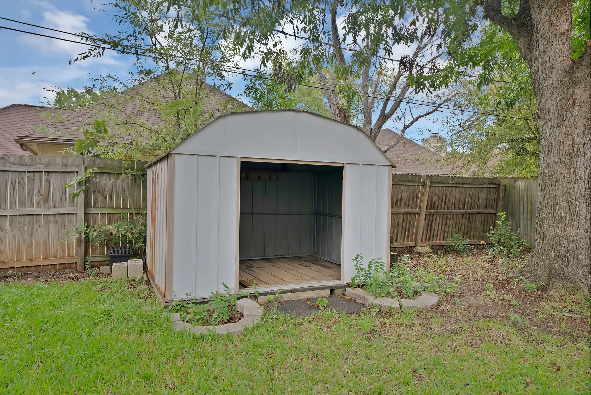 Single Family Residence For Sale in Tarrant County , 6005 Heatherglen Drive, Arlington, Texas 76017, 4 Bedroom, 2 Bathroom, 2 Garage spaces, 2,001 Sqft, built in 1986, mls#21410726, Real Estate Agent in Arlington, Homes For Sale in Tarrant county, Homes For Sale in Arlington, Realtor in Arlington Texas, Real Estate Brokerage Independent Realty Texas, Luminita Cordes Realtor