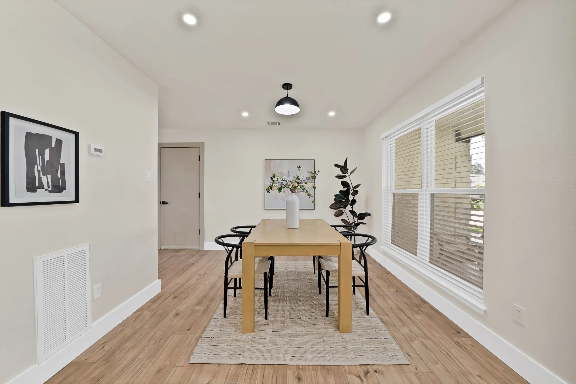 Single Family Residence For Sale in Tarrant County , 6005 Heatherglen Drive, Arlington, Texas 76017, 4 Bedroom, 2 Bathroom, 2 Garage spaces, 2,001 Sqft, built in 1986, mls#21410726, Real Estate Agent in Arlington, Homes For Sale in Tarrant county, Homes For Sale in Arlington, Realtor in Arlington Texas, Real Estate Brokerage Independent Realty Texas, Luminita Cordes Realtor