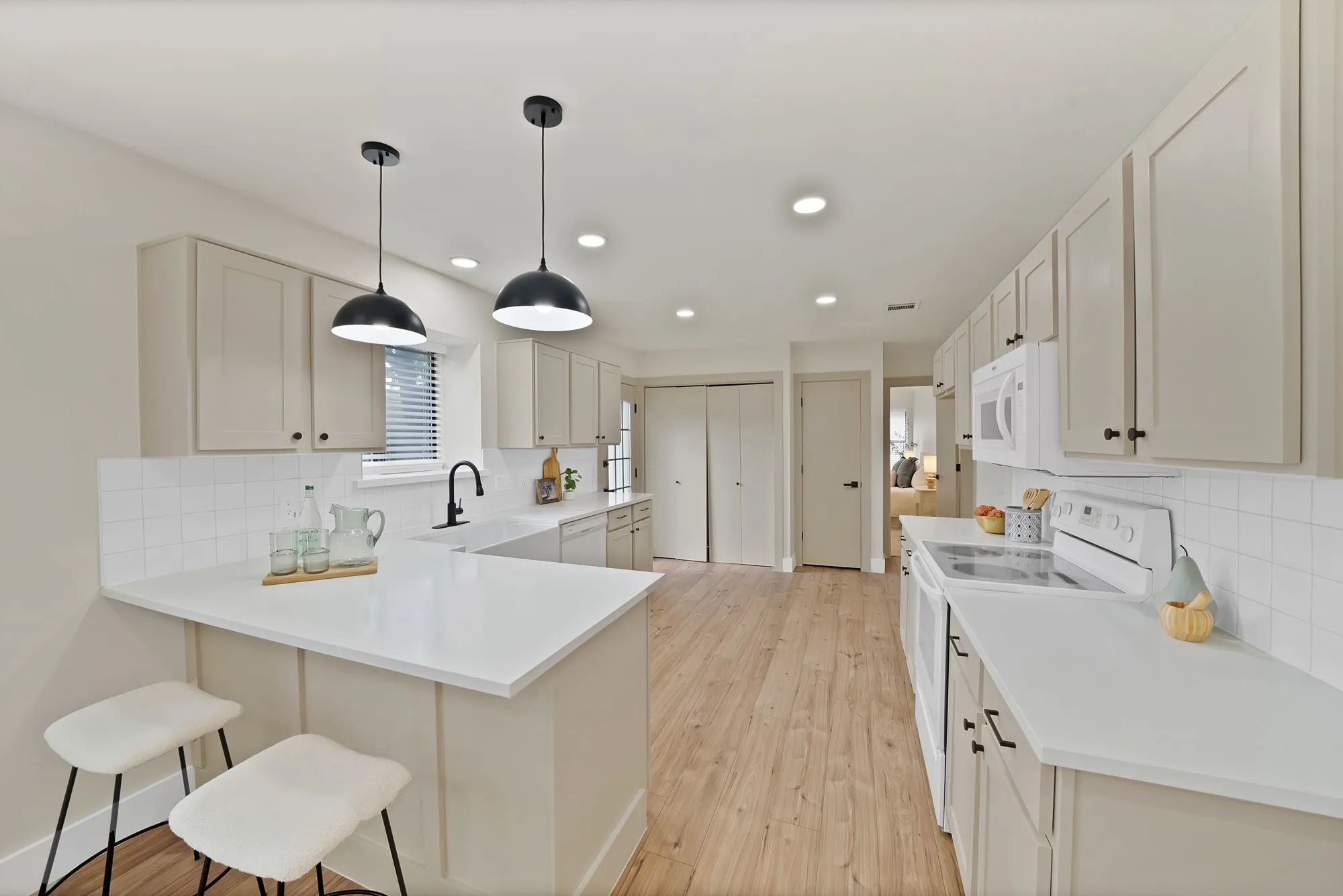 Single Family Residence For Sale in Tarrant County , 6005 Heatherglen Drive, Arlington, Texas 76017, 4 Bedroom, 2 Bathroom, 2 Garage spaces, 2,001 Sqft, built in 1986, mls#21410726, Real Estate Agent in Arlington, Homes For Sale in Tarrant county, Homes For Sale in Arlington, Realtor in Arlington Texas, Real Estate Brokerage Independent Realty Texas, Luminita Cordes Realtor