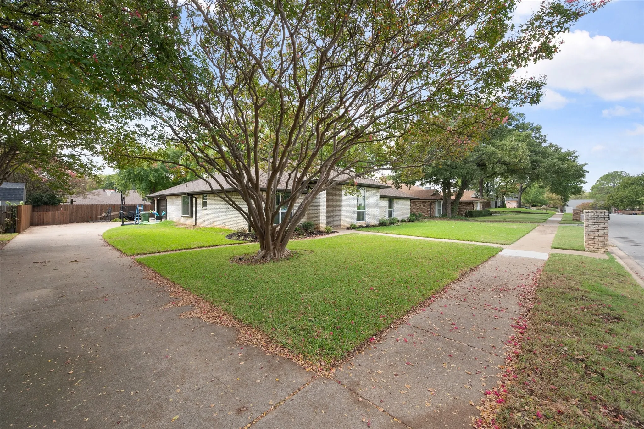 Single Family Residence For Sale in Tarrant County , 309 Quail Crest Drive, Bedford, Texas 76021, 5 Bedroom, 3 Bathroom, 2 Garage spaces, 2,248 Sqft, built in 1977, mls#21412186, Real Estate Agent in Bedford, Homes For Sale in Tarrant county, Homes For Sale in Bedford, Realtor in Bedford Texas, Real Estate Brokerage Independent Realty Texas, Luminita Cordes Realtor