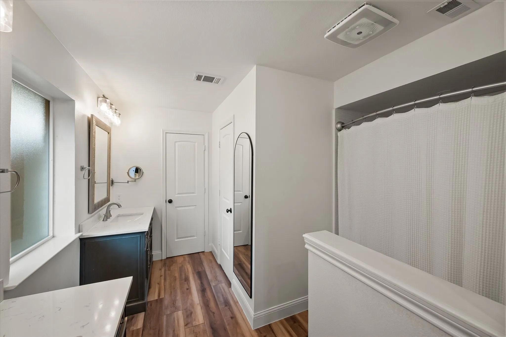 Single Family Residence For Sale in Tarrant County , 309 Quail Crest Drive, Bedford, Texas 76021, 5 Bedroom, 3 Bathroom, 2 Garage spaces, 2,248 Sqft, built in 1977, mls#21412186, Real Estate Agent in Bedford, Homes For Sale in Tarrant county, Homes For Sale in Bedford, Realtor in Bedford Texas, Real Estate Brokerage Independent Realty Texas, Luminita Cordes Realtor