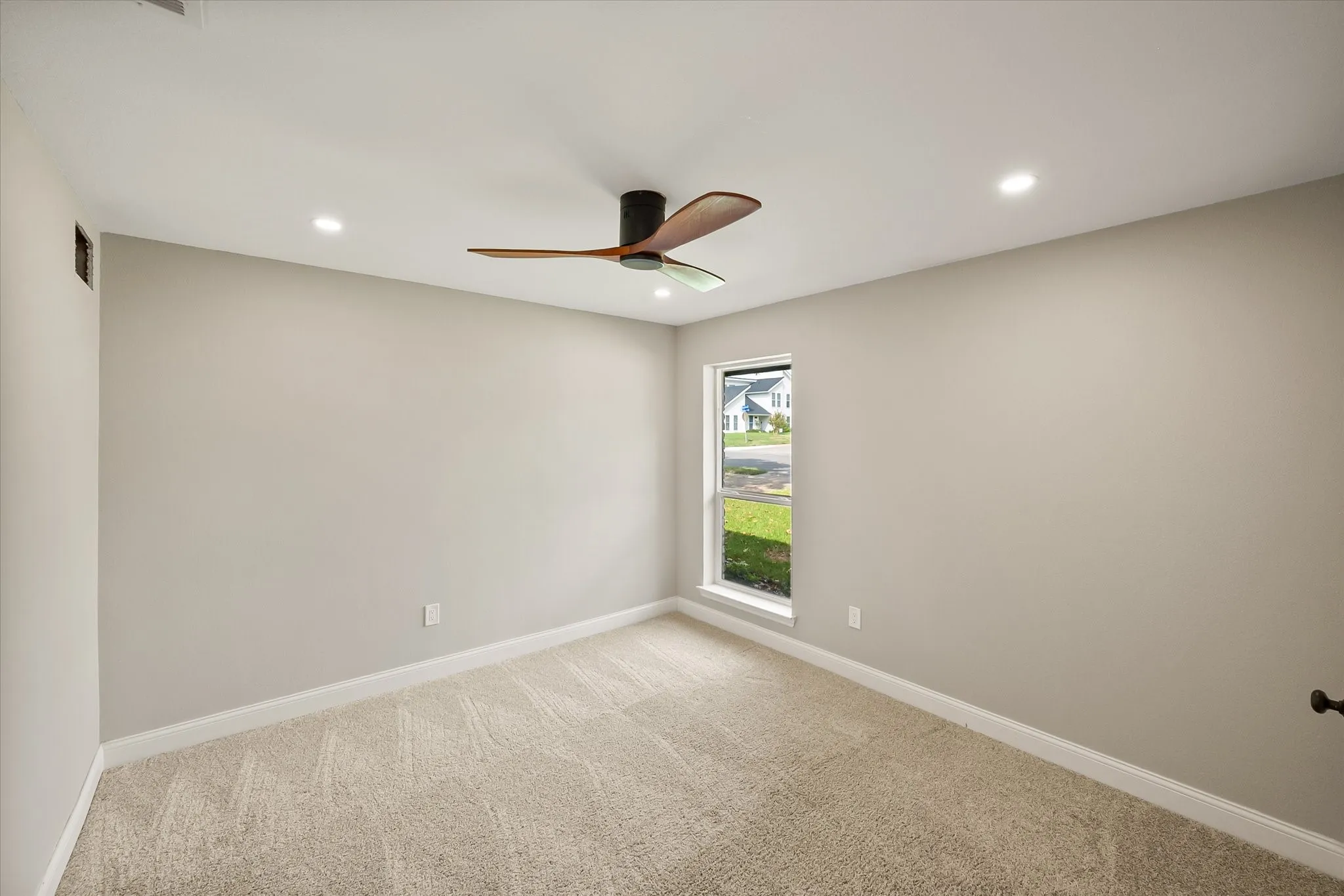 Single Family Residence For Sale in Tarrant County , 309 Quail Crest Drive, Bedford, Texas 76021, 5 Bedroom, 3 Bathroom, 2 Garage spaces, 2,248 Sqft, built in 1977, mls#21412186, Real Estate Agent in Bedford, Homes For Sale in Tarrant county, Homes For Sale in Bedford, Realtor in Bedford Texas, Real Estate Brokerage Independent Realty Texas, Luminita Cordes Realtor