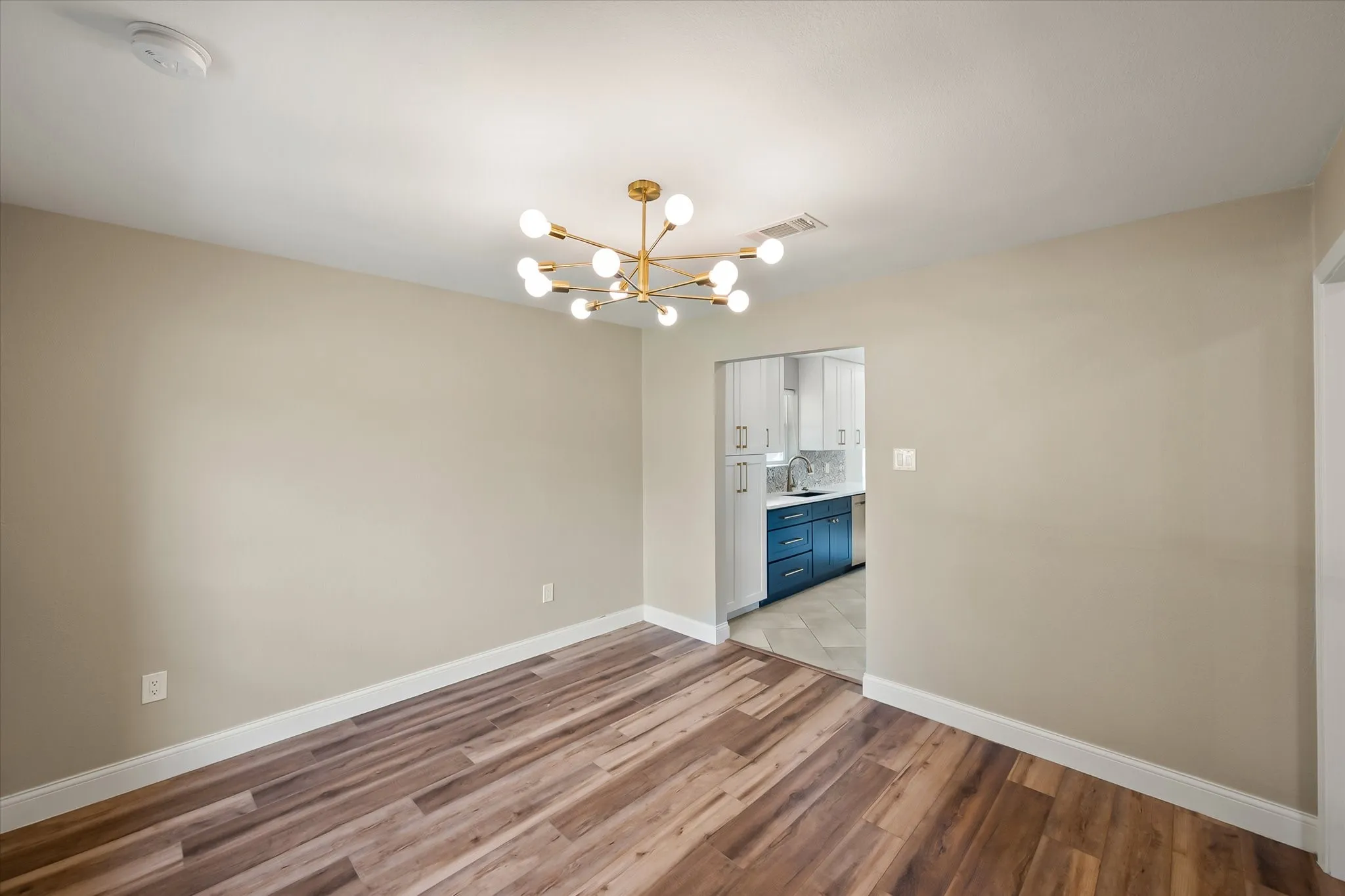 Single Family Residence For Sale in Tarrant County , 309 Quail Crest Drive, Bedford, Texas 76021, 5 Bedroom, 3 Bathroom, 2 Garage spaces, 2,248 Sqft, built in 1977, mls#21412186, Real Estate Agent in Bedford, Homes For Sale in Tarrant county, Homes For Sale in Bedford, Realtor in Bedford Texas, Real Estate Brokerage Independent Realty Texas, Luminita Cordes Realtor