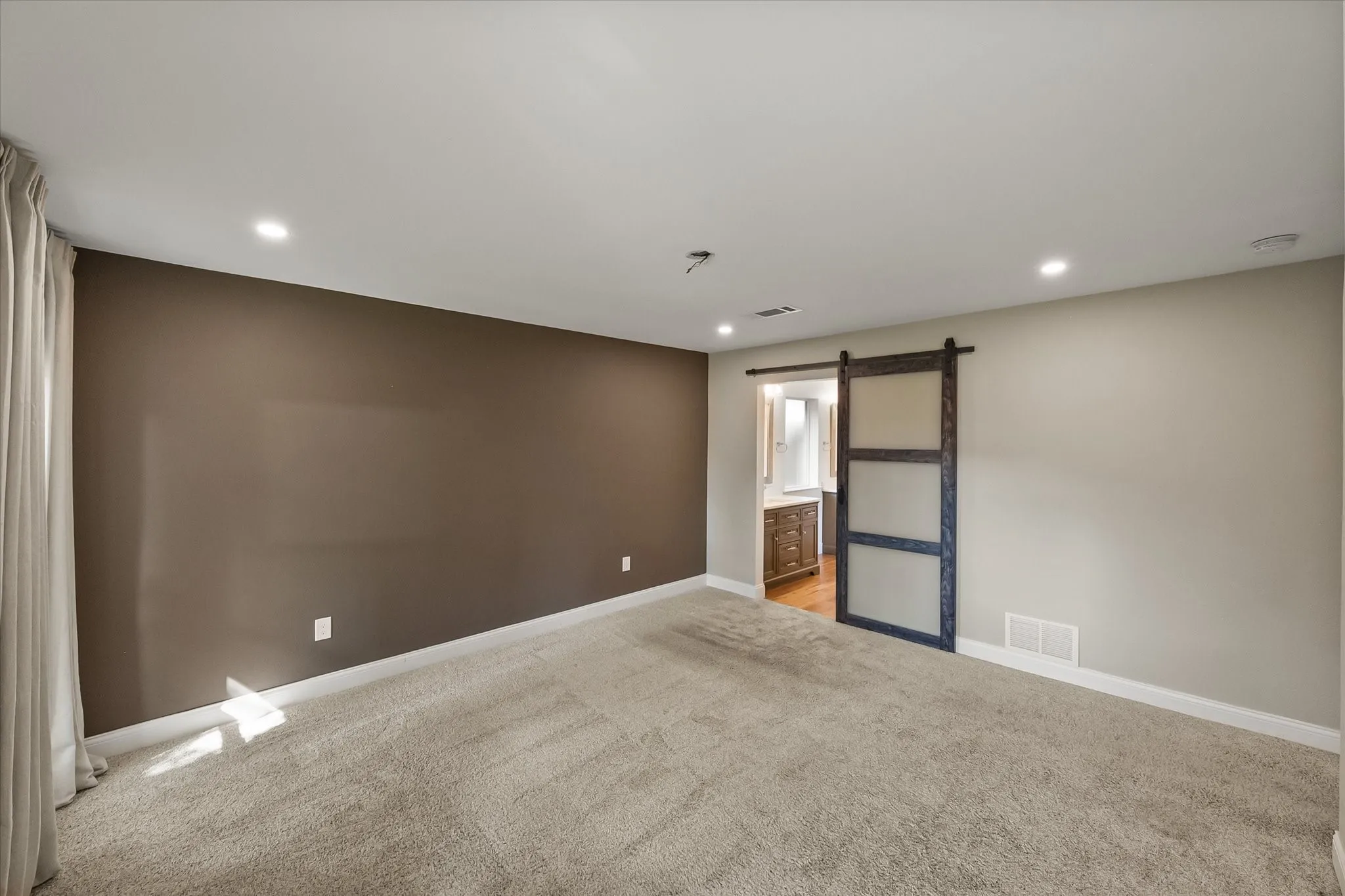 Single Family Residence For Sale in Tarrant County , 309 Quail Crest Drive, Bedford, Texas 76021, 5 Bedroom, 3 Bathroom, 2 Garage spaces, 2,248 Sqft, built in 1977, mls#21412186, Real Estate Agent in Bedford, Homes For Sale in Tarrant county, Homes For Sale in Bedford, Realtor in Bedford Texas, Real Estate Brokerage Independent Realty Texas, Luminita Cordes Realtor