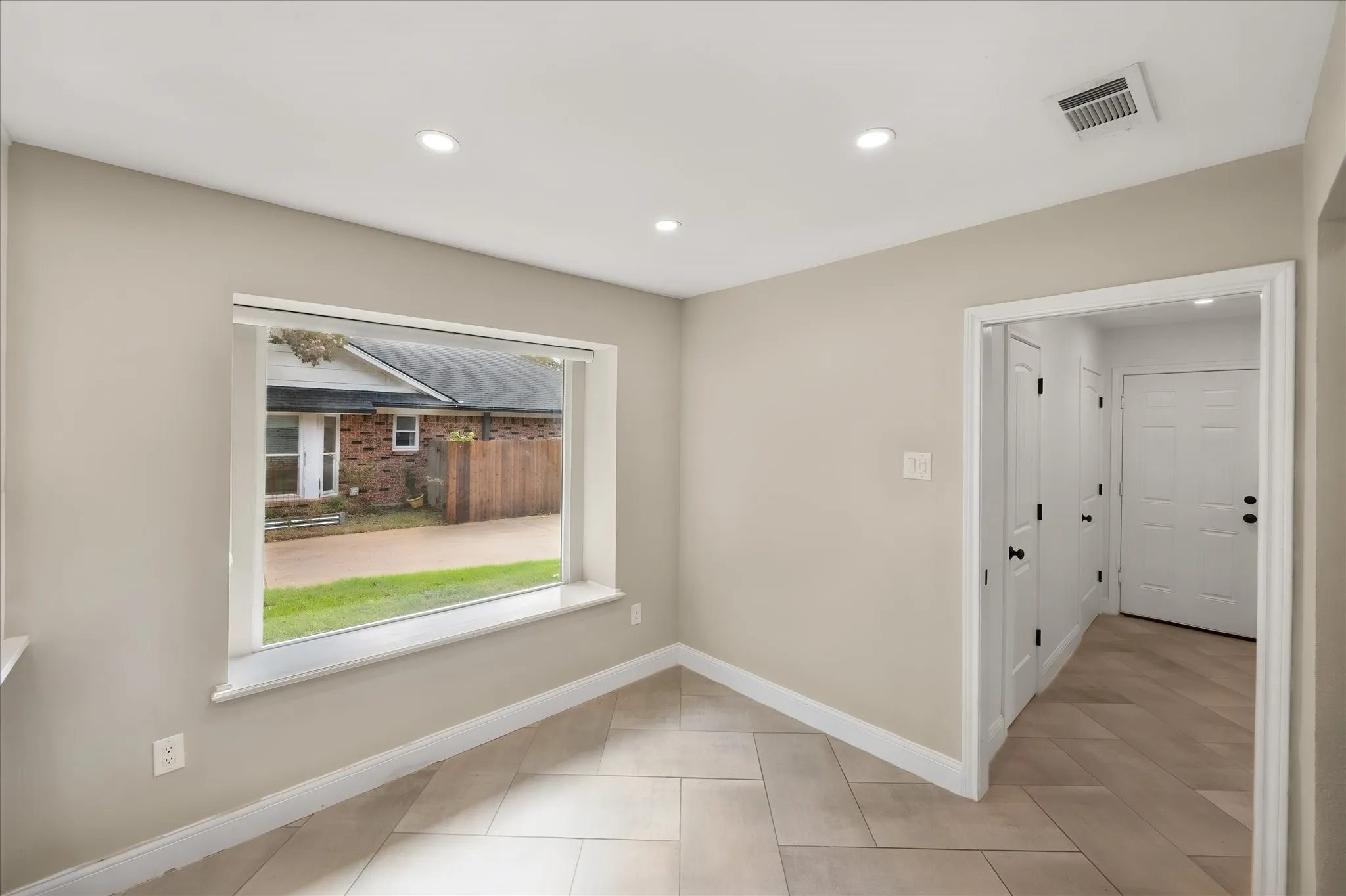 Single Family Residence For Sale in Tarrant County , 309 Quail Crest Drive, Bedford, Texas 76021, 5 Bedroom, 3 Bathroom, 2 Garage spaces, 2,248 Sqft, built in 1977, mls#21412186, Real Estate Agent in Bedford, Homes For Sale in Tarrant county, Homes For Sale in Bedford, Realtor in Bedford Texas, Real Estate Brokerage Independent Realty Texas, Luminita Cordes Realtor