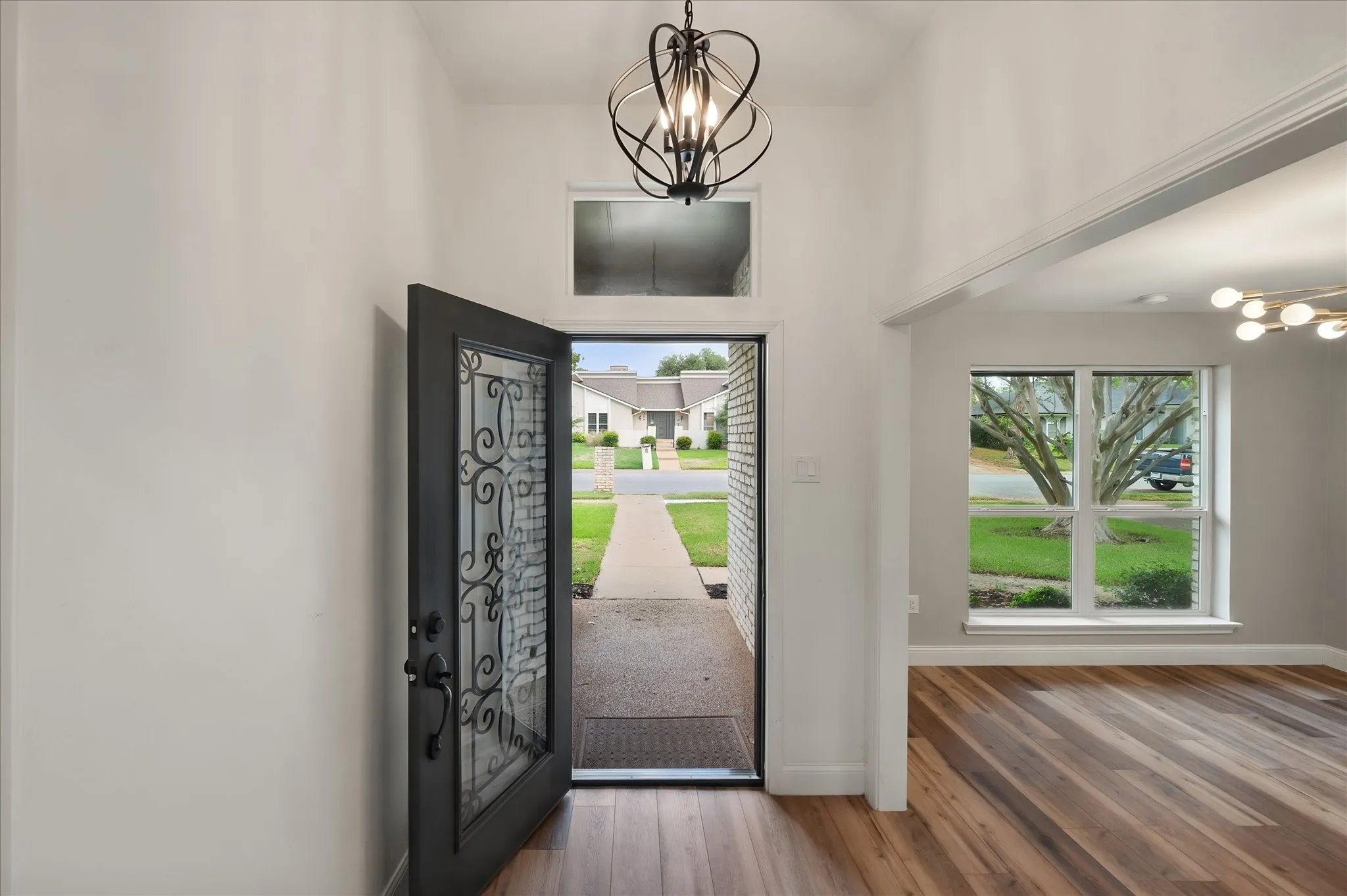 Single Family Residence For Sale in Tarrant County , 309 Quail Crest Drive, Bedford, Texas 76021, 5 Bedroom, 3 Bathroom, 2 Garage spaces, 2,248 Sqft, built in 1977, mls#21412186, Real Estate Agent in Bedford, Homes For Sale in Tarrant county, Homes For Sale in Bedford, Realtor in Bedford Texas, Real Estate Brokerage Independent Realty Texas, Luminita Cordes Realtor