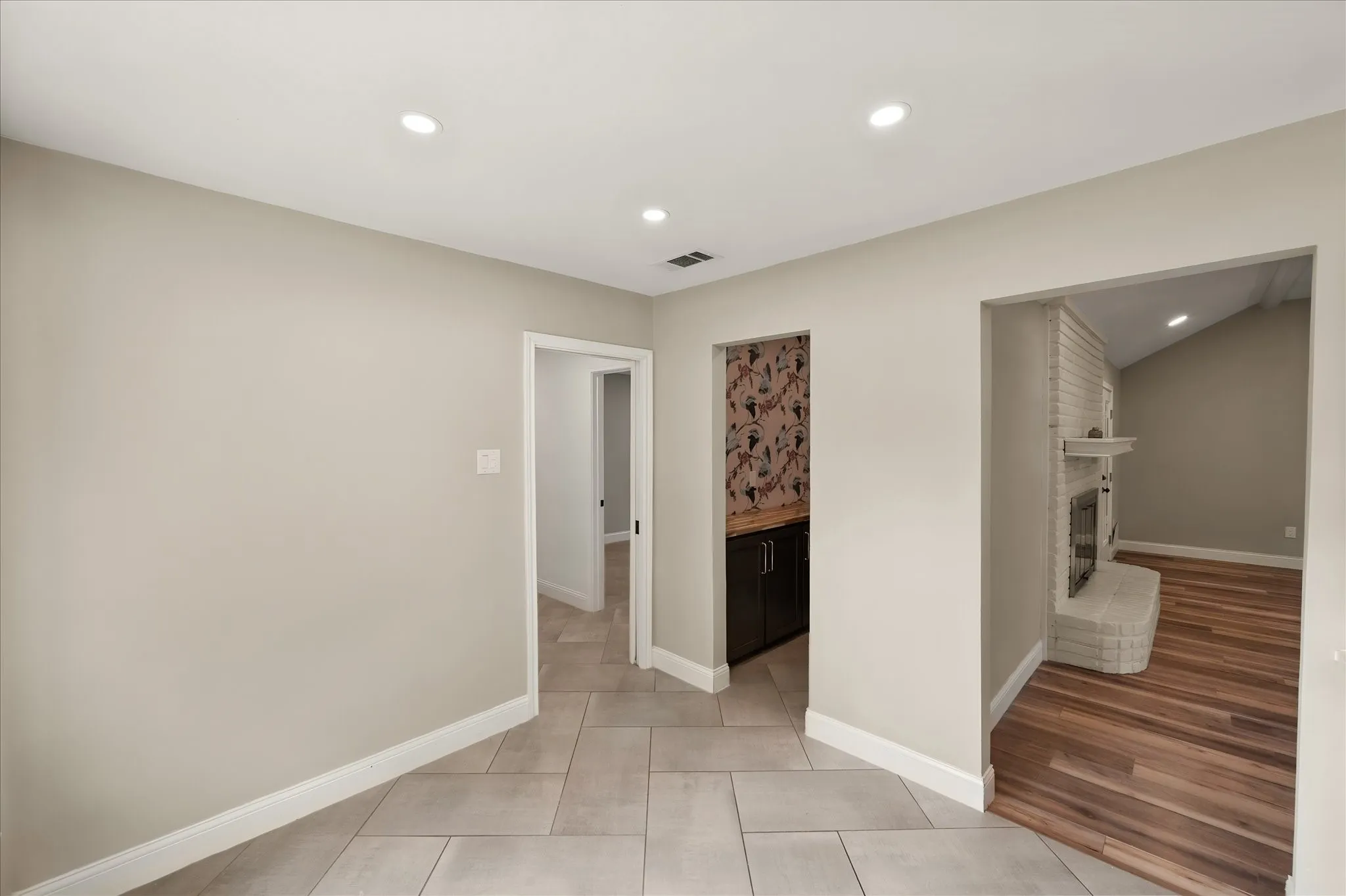 Single Family Residence For Sale in Tarrant County , 309 Quail Crest Drive, Bedford, Texas 76021, 5 Bedroom, 3 Bathroom, 2 Garage spaces, 2,248 Sqft, built in 1977, mls#21412186, Real Estate Agent in Bedford, Homes For Sale in Tarrant county, Homes For Sale in Bedford, Realtor in Bedford Texas, Real Estate Brokerage Independent Realty Texas, Luminita Cordes Realtor