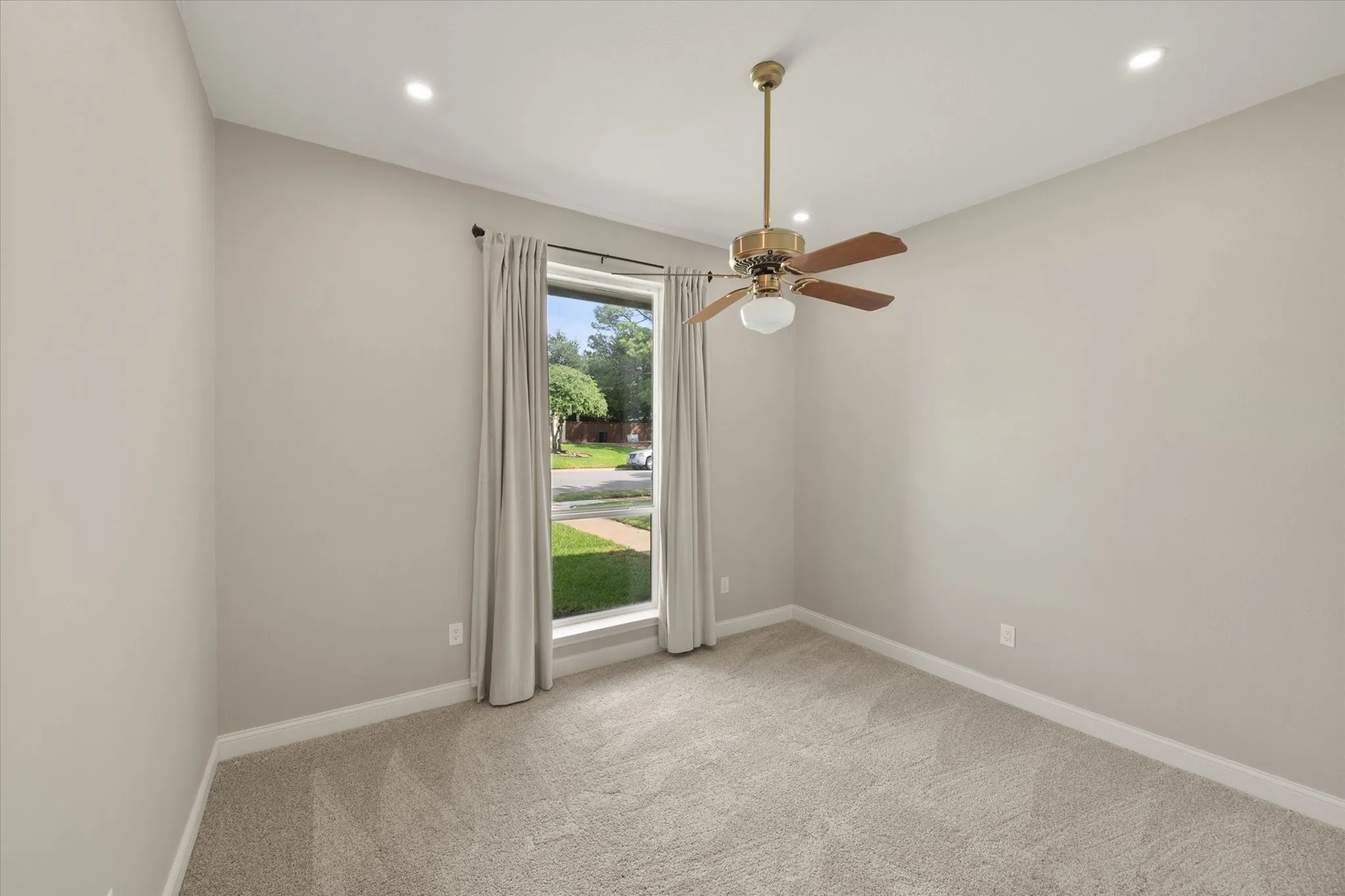Single Family Residence For Sale in Tarrant County , 309 Quail Crest Drive, Bedford, Texas 76021, 5 Bedroom, 3 Bathroom, 2 Garage spaces, 2,248 Sqft, built in 1977, mls#21412186, Real Estate Agent in Bedford, Homes For Sale in Tarrant county, Homes For Sale in Bedford, Realtor in Bedford Texas, Real Estate Brokerage Independent Realty Texas, Luminita Cordes Realtor