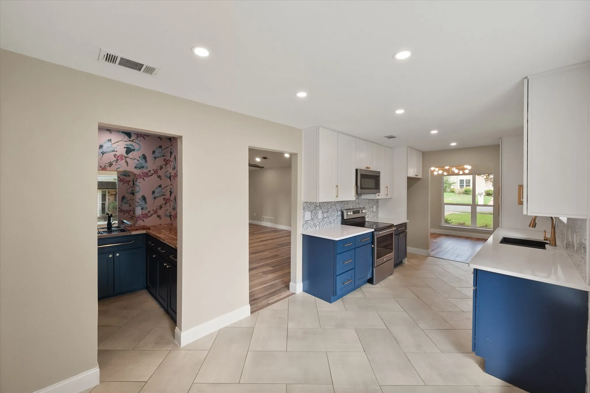 Single Family Residence For Sale in Tarrant County , 309 Quail Crest Drive, Bedford, Texas 76021, 5 Bedroom, 3 Bathroom, 2 Garage spaces, 2,248 Sqft, built in 1977, mls#21412186, Real Estate Agent in Bedford, Homes For Sale in Tarrant county, Homes For Sale in Bedford, Realtor in Bedford Texas, Real Estate Brokerage Independent Realty Texas, Luminita Cordes Realtor