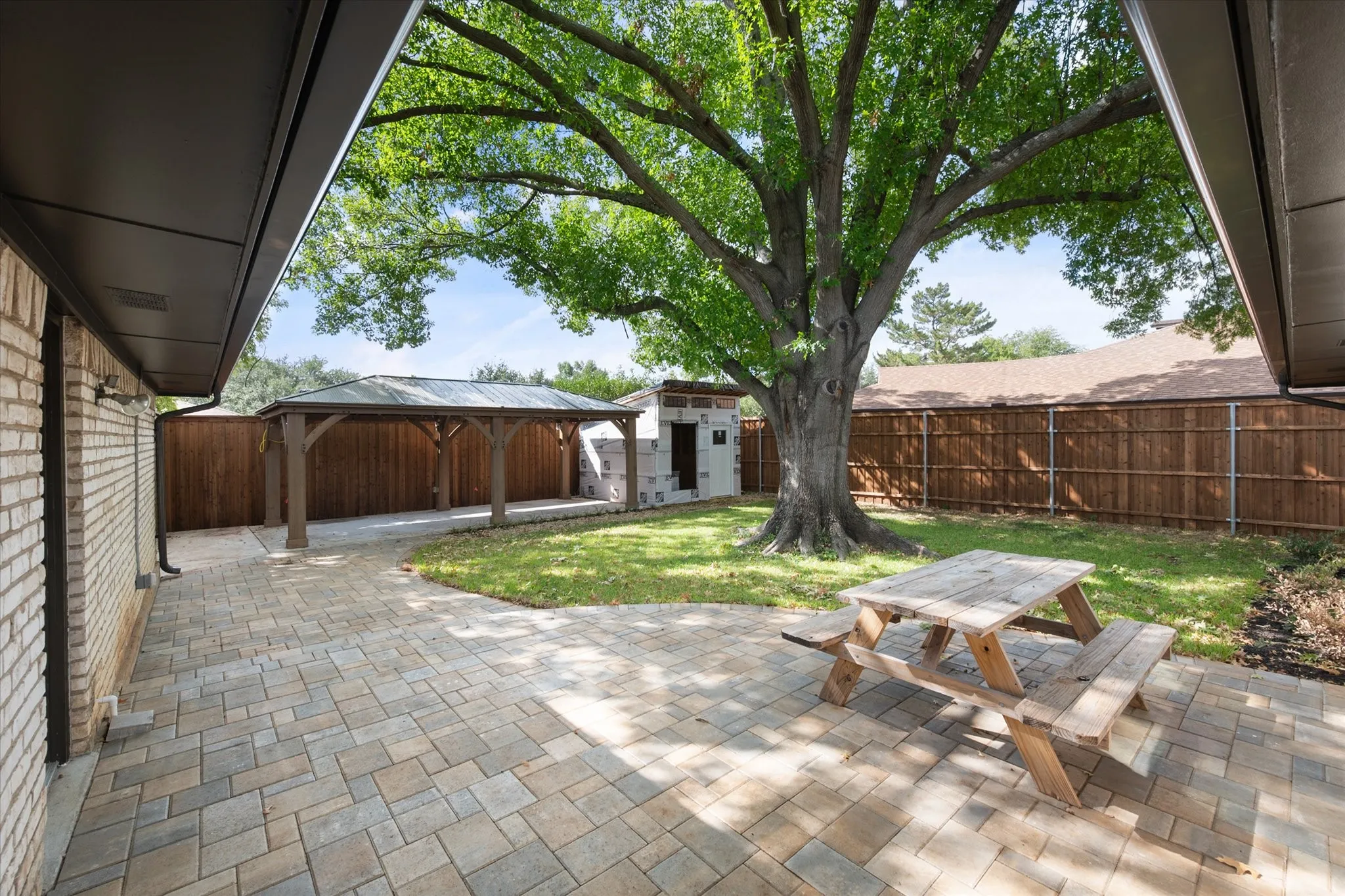 Single Family Residence For Sale in Tarrant County , 309 Quail Crest Drive, Bedford, Texas 76021, 5 Bedroom, 3 Bathroom, 2 Garage spaces, 2,248 Sqft, built in 1977, mls#21412186, Real Estate Agent in Bedford, Homes For Sale in Tarrant county, Homes For Sale in Bedford, Realtor in Bedford Texas, Real Estate Brokerage Independent Realty Texas, Luminita Cordes Realtor