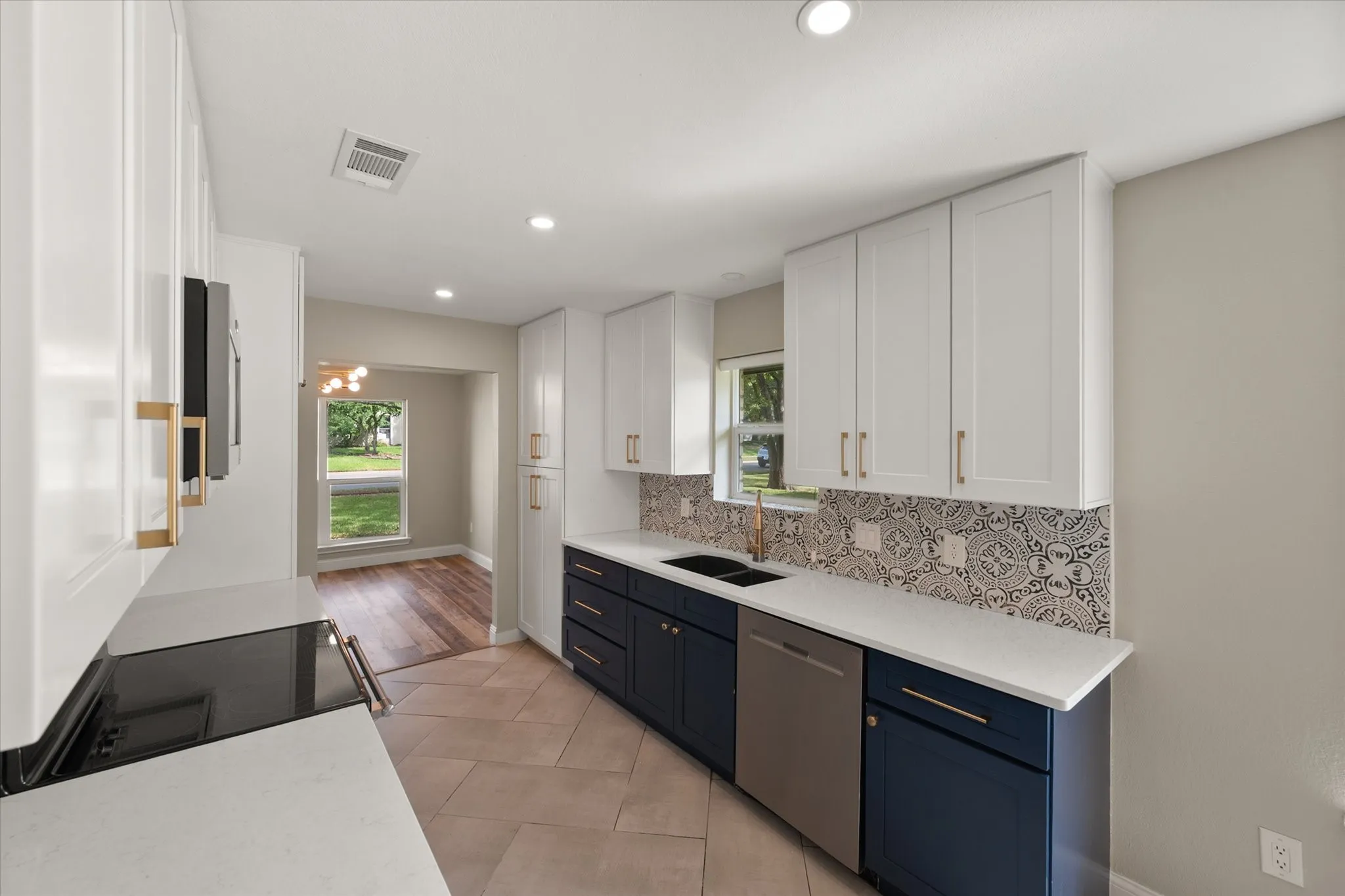 Single Family Residence For Sale in Tarrant County , 309 Quail Crest Drive, Bedford, Texas 76021, 5 Bedroom, 3 Bathroom, 2 Garage spaces, 2,248 Sqft, built in 1977, mls#21412186, Real Estate Agent in Bedford, Homes For Sale in Tarrant county, Homes For Sale in Bedford, Realtor in Bedford Texas, Real Estate Brokerage Independent Realty Texas, Luminita Cordes Realtor
