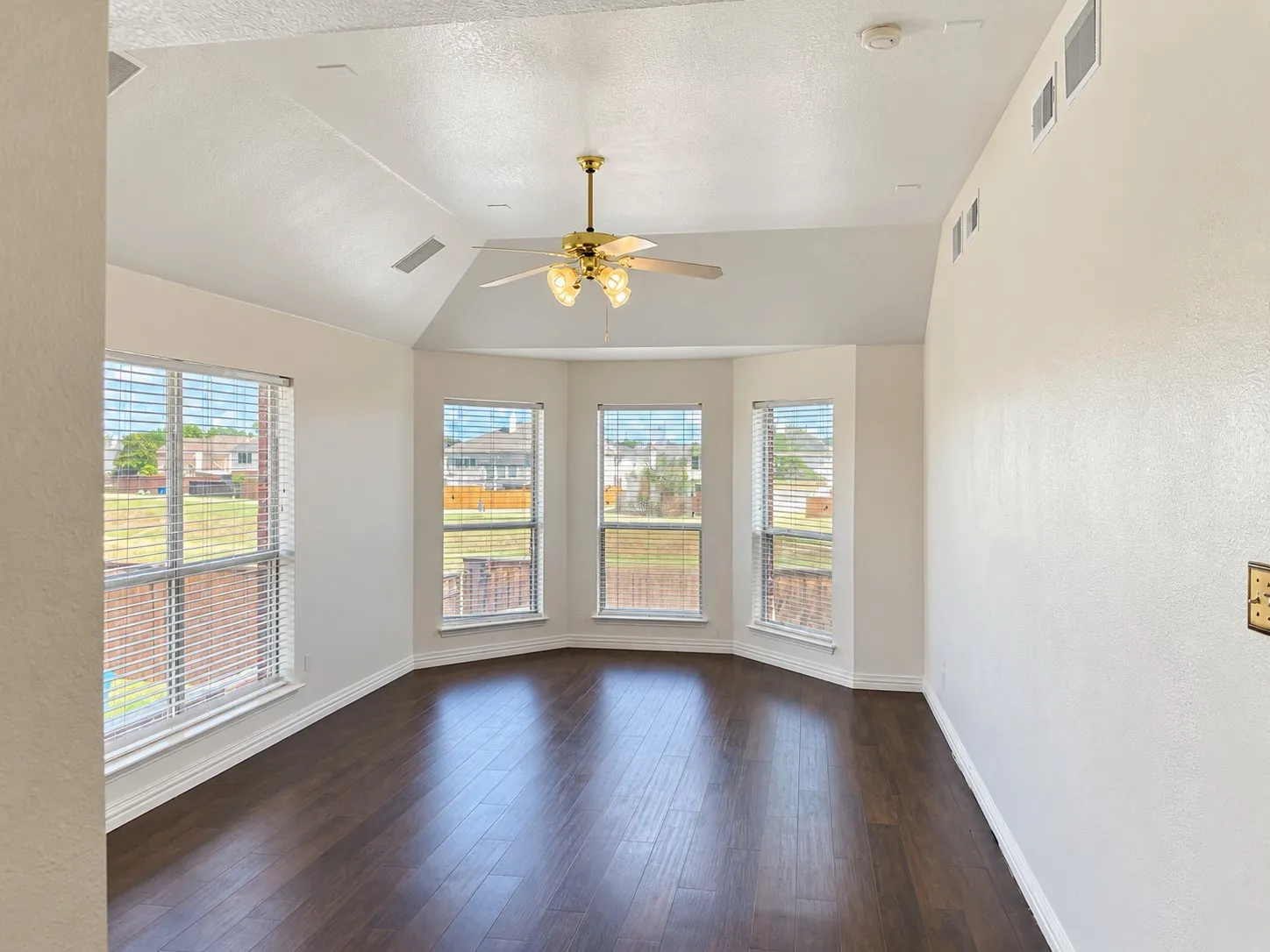 Single Family Residence For Sale in Denton County , 3832 Leon Drive, Carrollton, Texas 75010, 4 Bedroom, 4 Bathroom, 2 Garage spaces, 3,578 Sqft, built in 1998, mls#21410627, Real Estate Agent in Carrollton, Homes For Sale in Denton county, Homes For Sale in Carrollton, Realtor in Carrollton Texas, Real Estate Brokerage Independent Realty Texas, Luminita Cordes Realtor