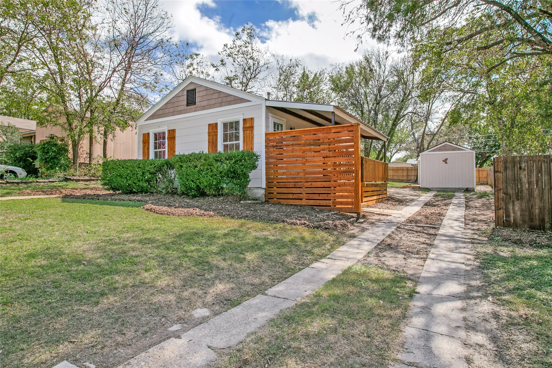 Single Family Residence For Sale in Tarrant County , 7413 Davenport Avenue, Fort Worth, Texas 76116, 2 Bedroom, 1 Bathroom, Garage spaces, 753 Sqft, built in 1948, mls#21412264, Real Estate Agent in Fort Worth, Homes For Sale in Tarrant county, Homes For Sale in Fort Worth, Realtor in Fort Worth Texas, Real Estate Brokerage Independent Realty Texas, Luminita Cordes Realtor